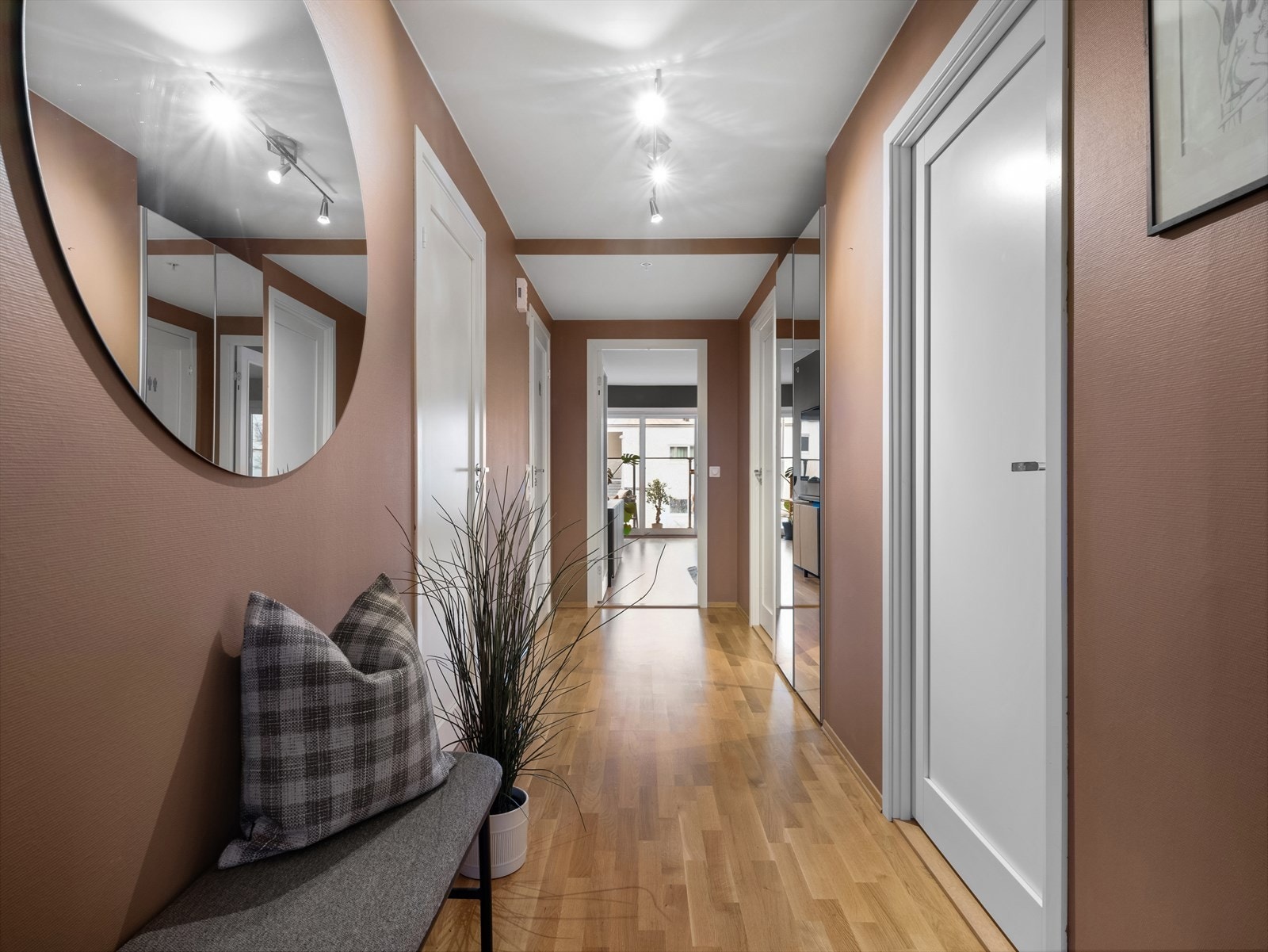 En innbydende og praktisk gang med innhukk for garderobe, samt plass til kommode. Galleribilde