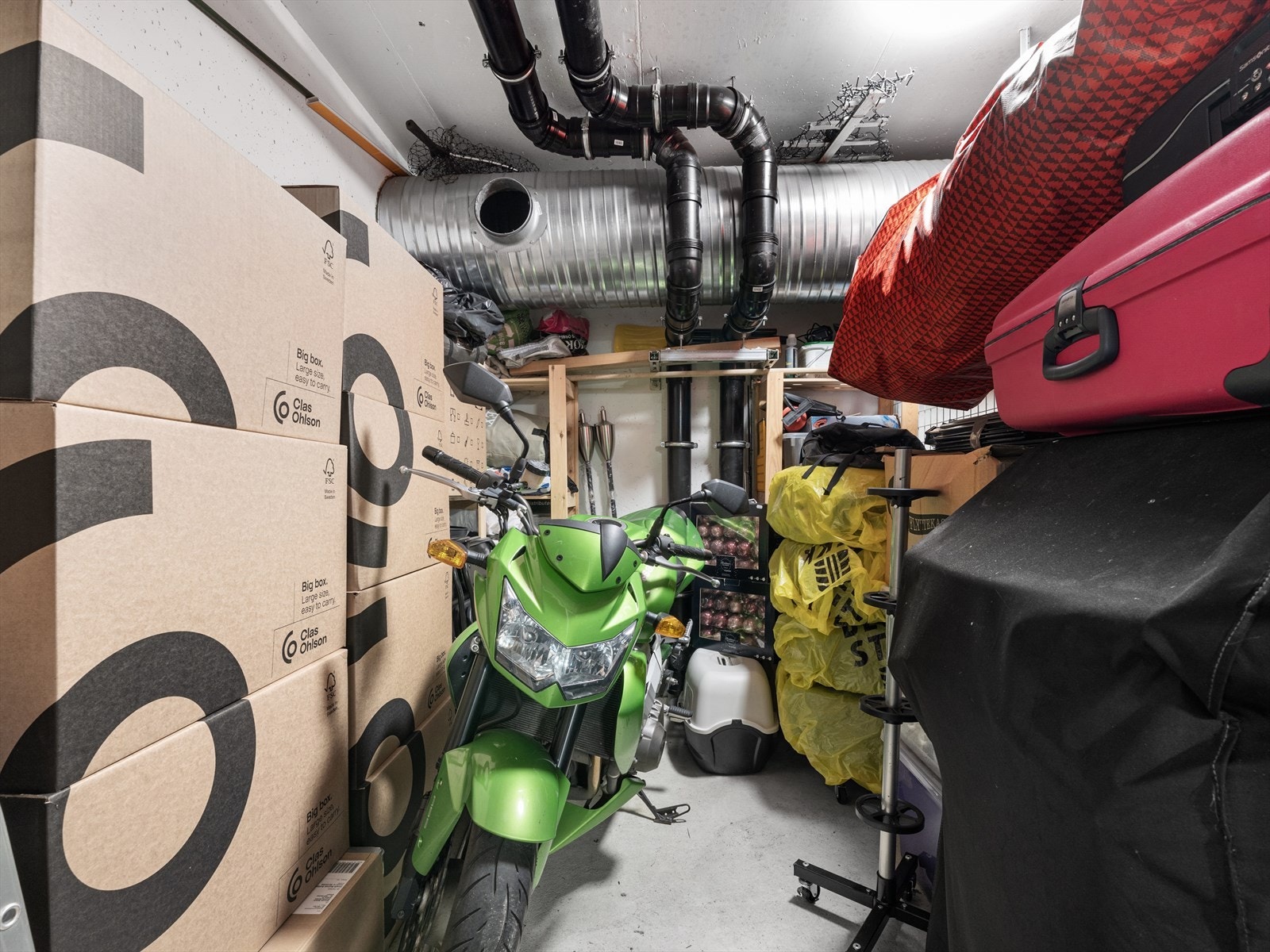 Bod i garasjeanlegg med mye lagringsplass og rom for motorsykkel. Galleribilde