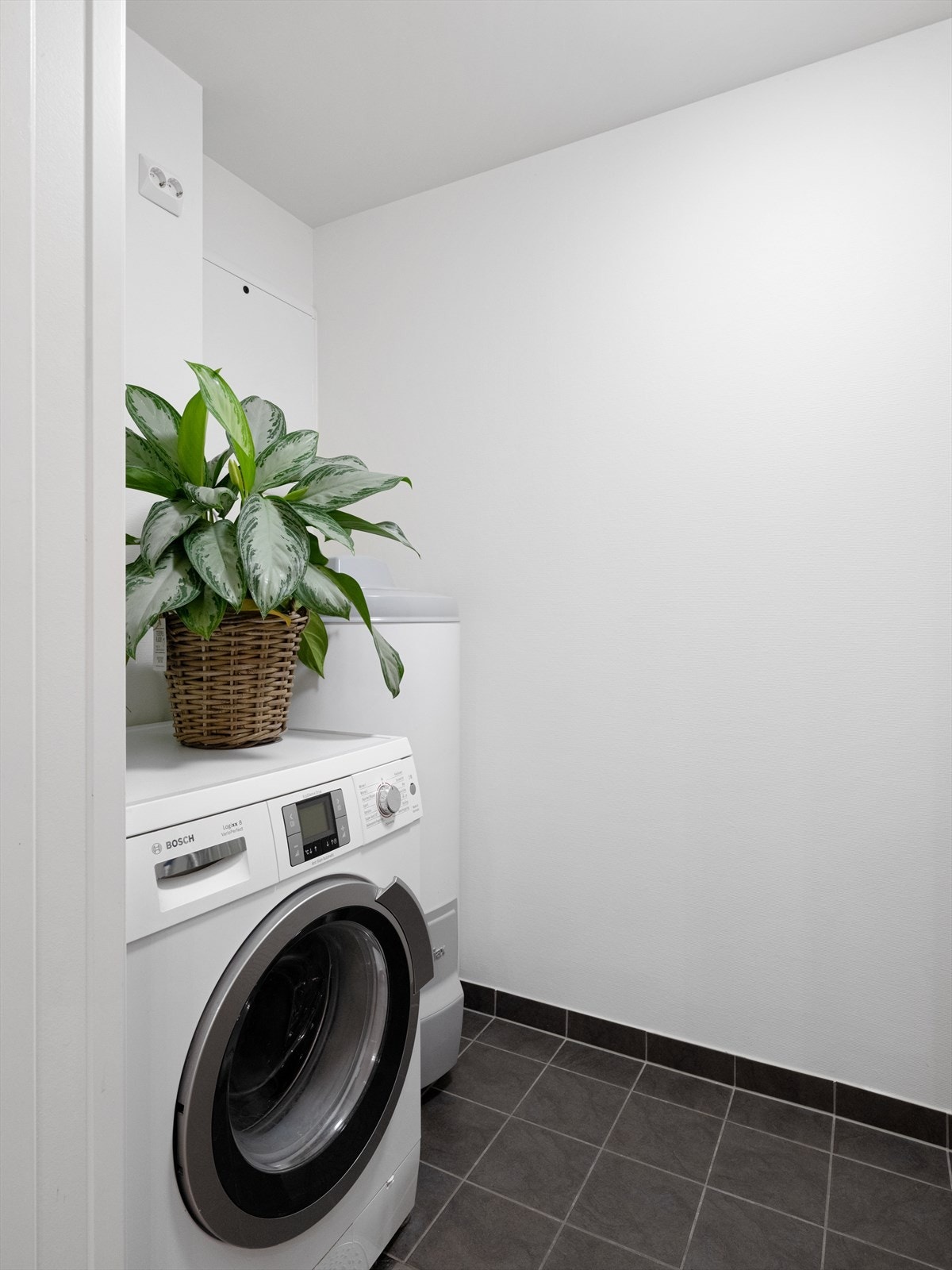 Eget vaskerom hvor du kan tørke klær, og skjule rotet. Meget praktisk og herlig å slippe å ha maskiner på badet. Galleribilde