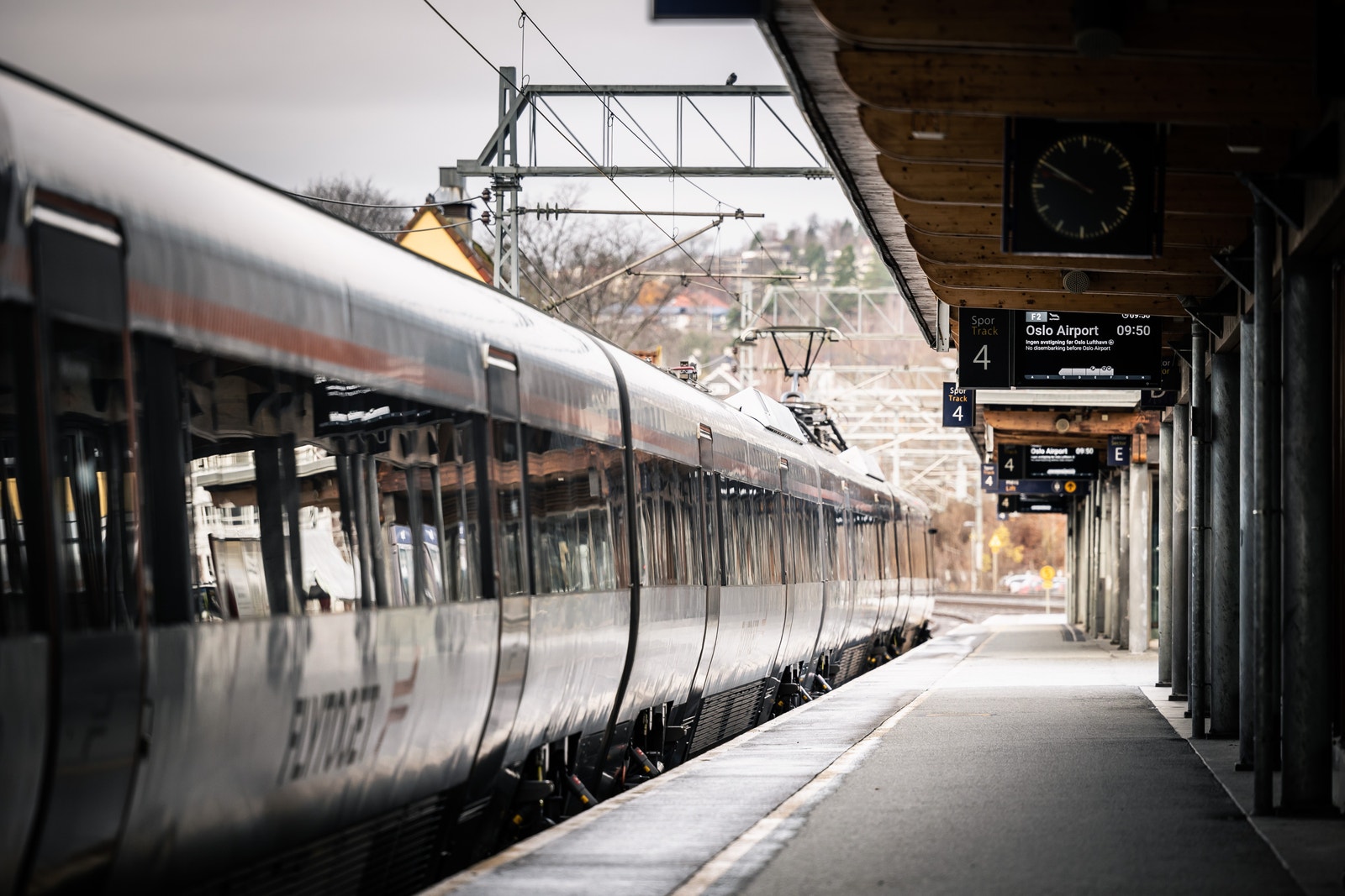 Skøyen stasjon rett i nærheten, 4 min gange fra bygget. Galleribilde