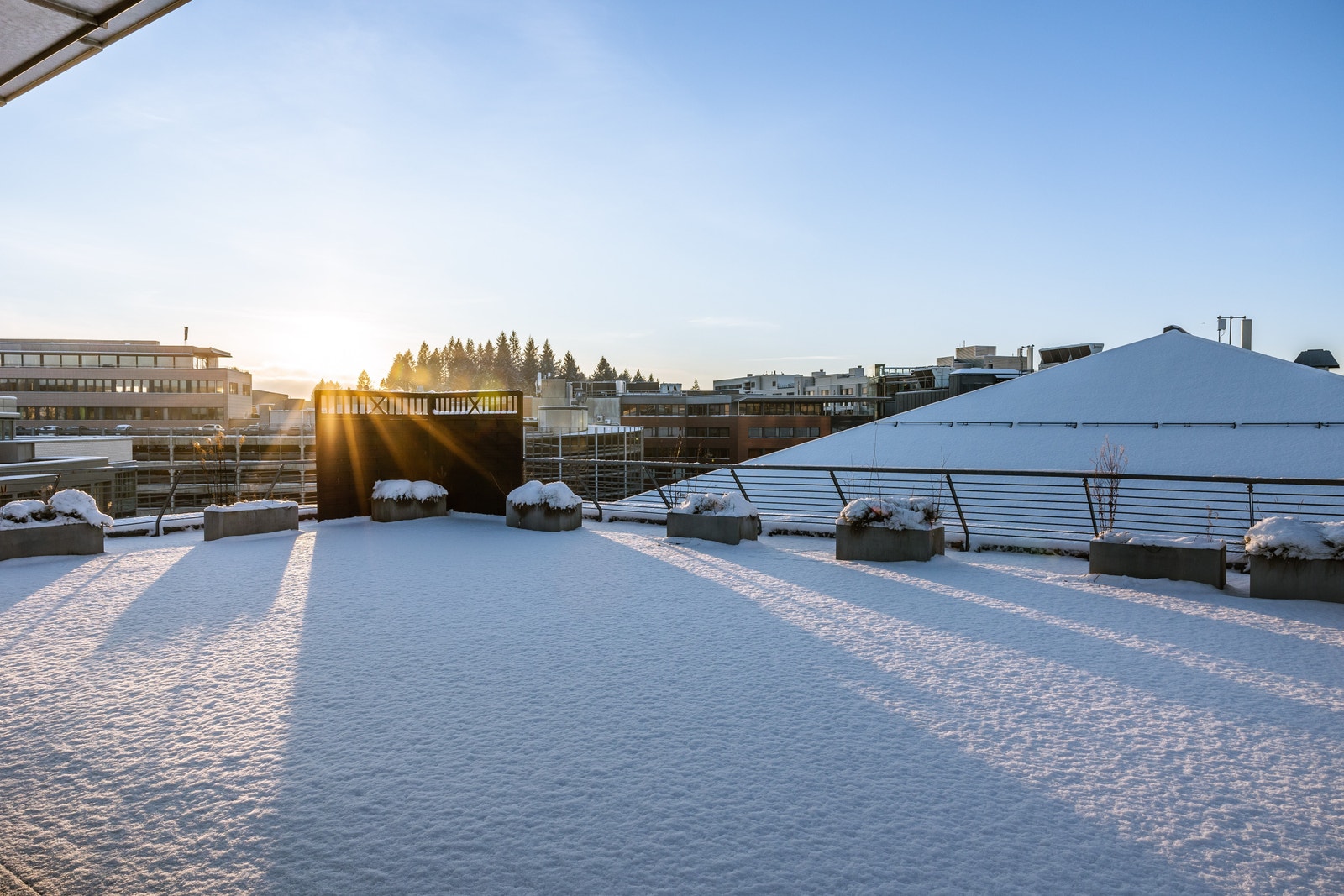 Ifm kantinen i toppetasjen har vi en solrik takterrasse som er felles for brukerne i bygget. Galleribilde