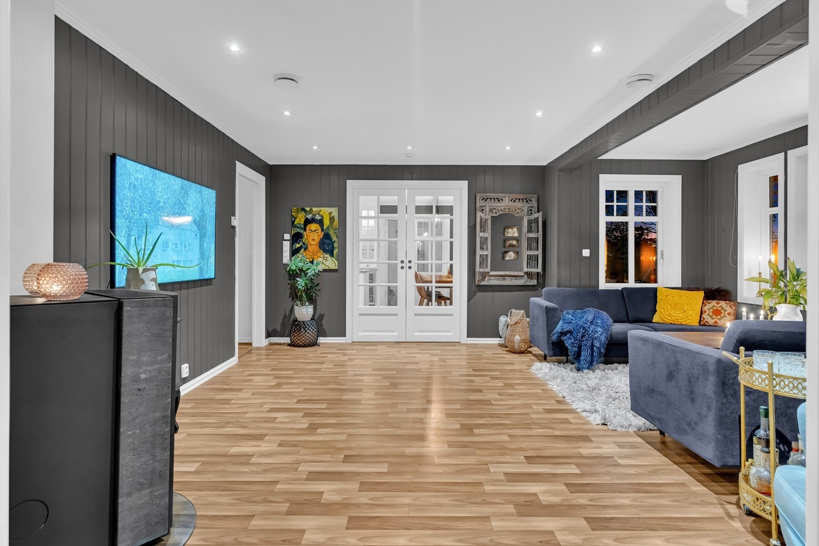 Det er vannbåren varme i alle gulvene i etasjen, samt en koselig peisovn i hovedstuen. Galleribilde