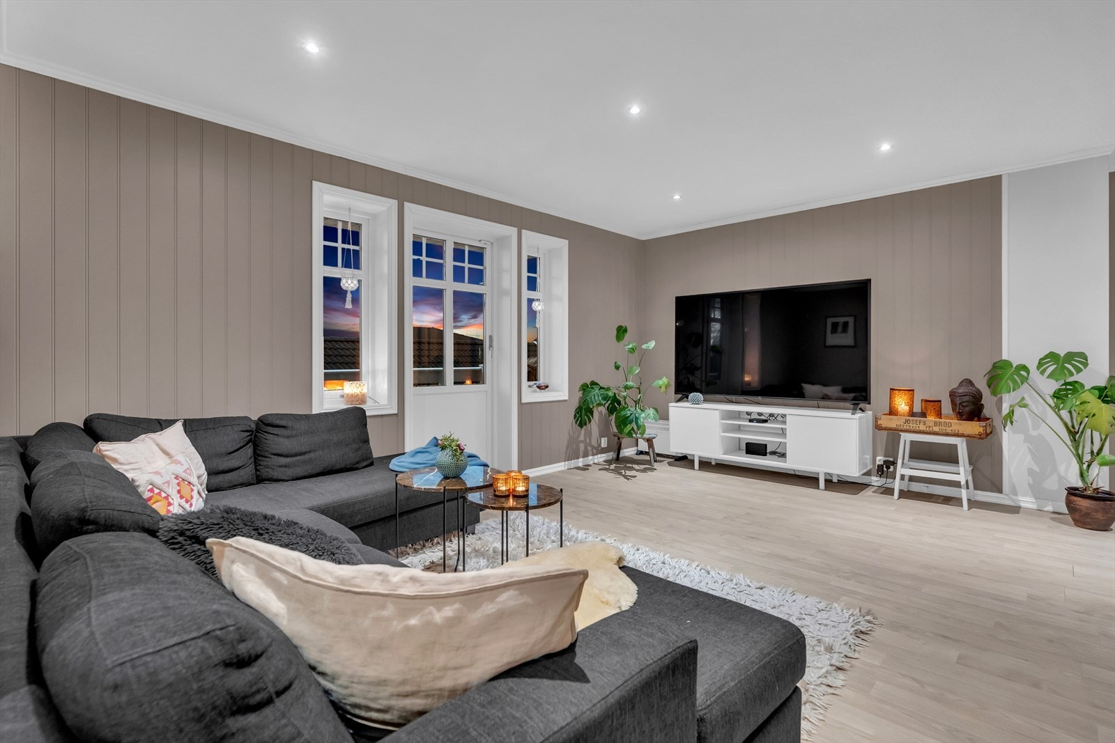 I tillegg til stuen nede har boligen en romslig stue i andre etasje, perfekt til vennebesøk og avslapping foran tv´en. Galleribilde