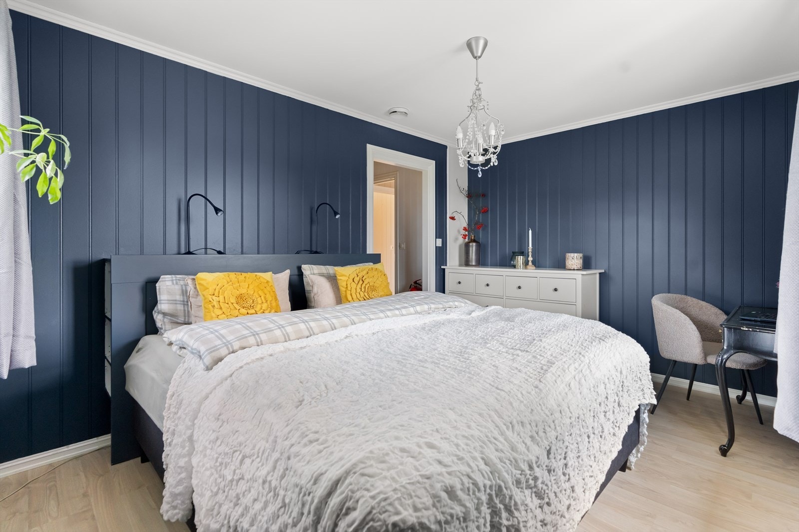 Eneboligen har hele fem soverom, fordelt med ett nede og fire oppe. Galleribilde