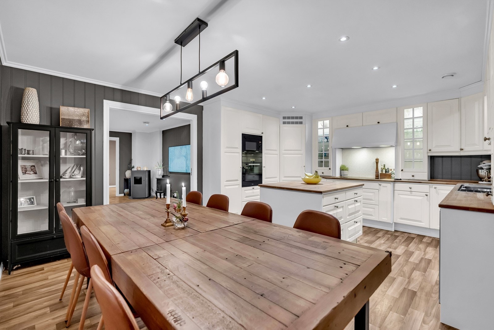 Moderne og stort kjøkken med hvit profilert innredning - Integrerte hvitevarer med svært romslig kjølehjørne. Galleribilde