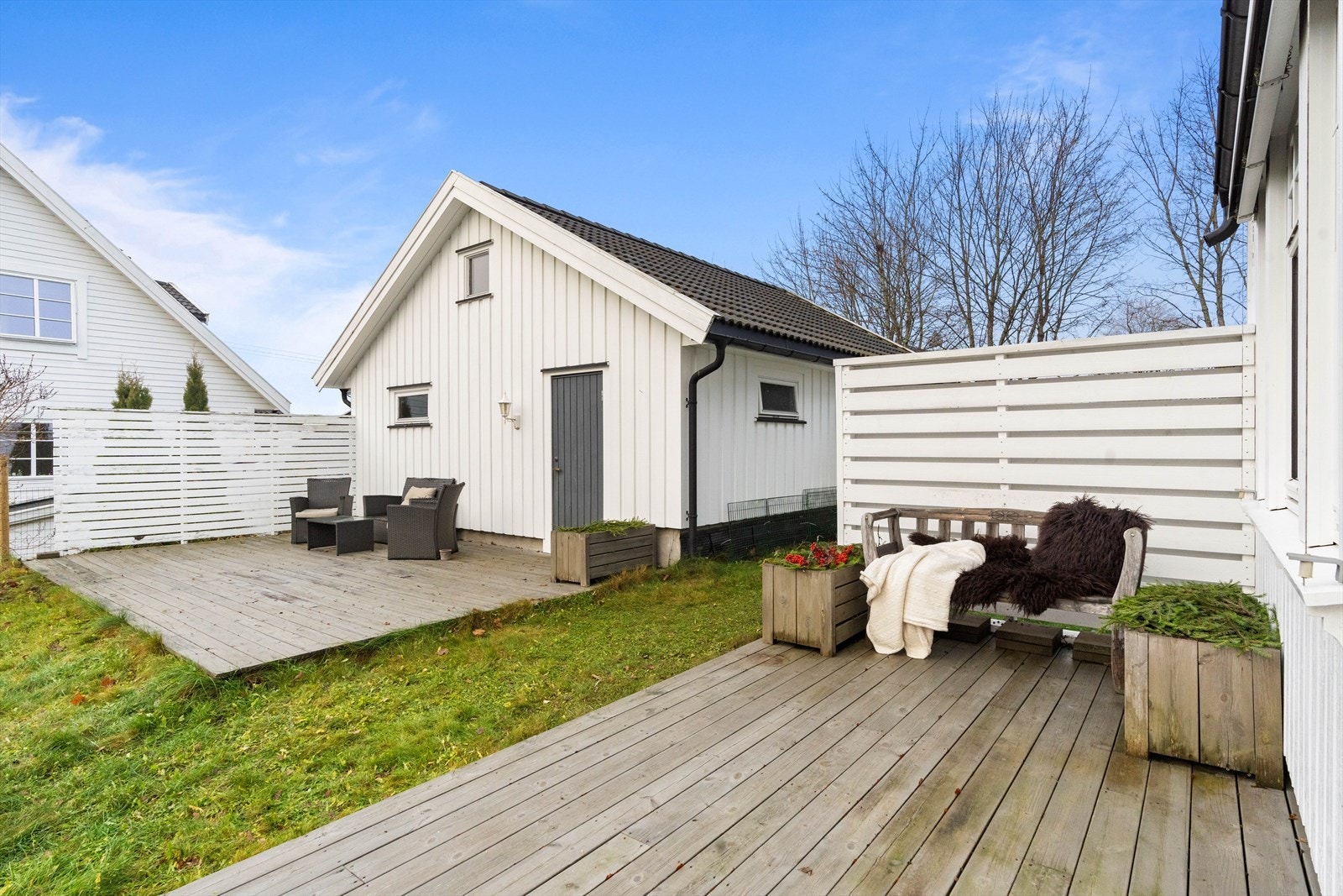 I tilknytning til gårdsplassen er det en frittstående dobbelgarasje, og i bakkant av denne er det en markterrasse på ca. 25 kvm. Galleribilde