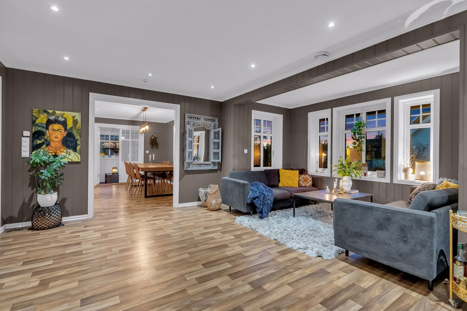 Romslige stue med fine vindusløsninger som gir en herlig, naturlig lyssetting og en glassdør fører ut til den store terrassen Galleribilde