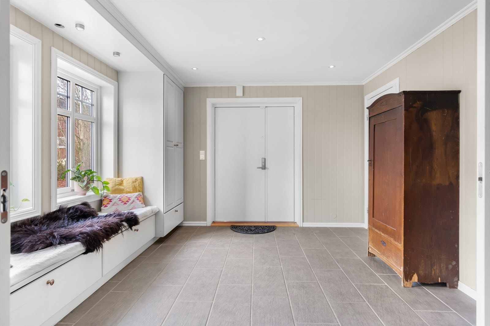 Entreen er romslig og har god plass til av- og påkledning. Galleribilde