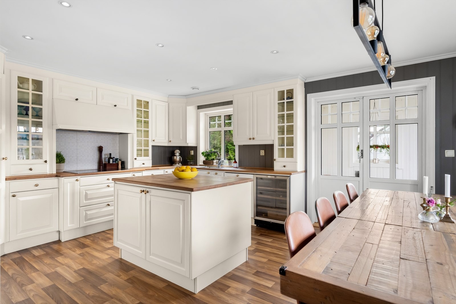 Selve kjøkkeninnredningen har en smart hesteskoform med takhøye skap og kjøkkenøy. Galleribilde