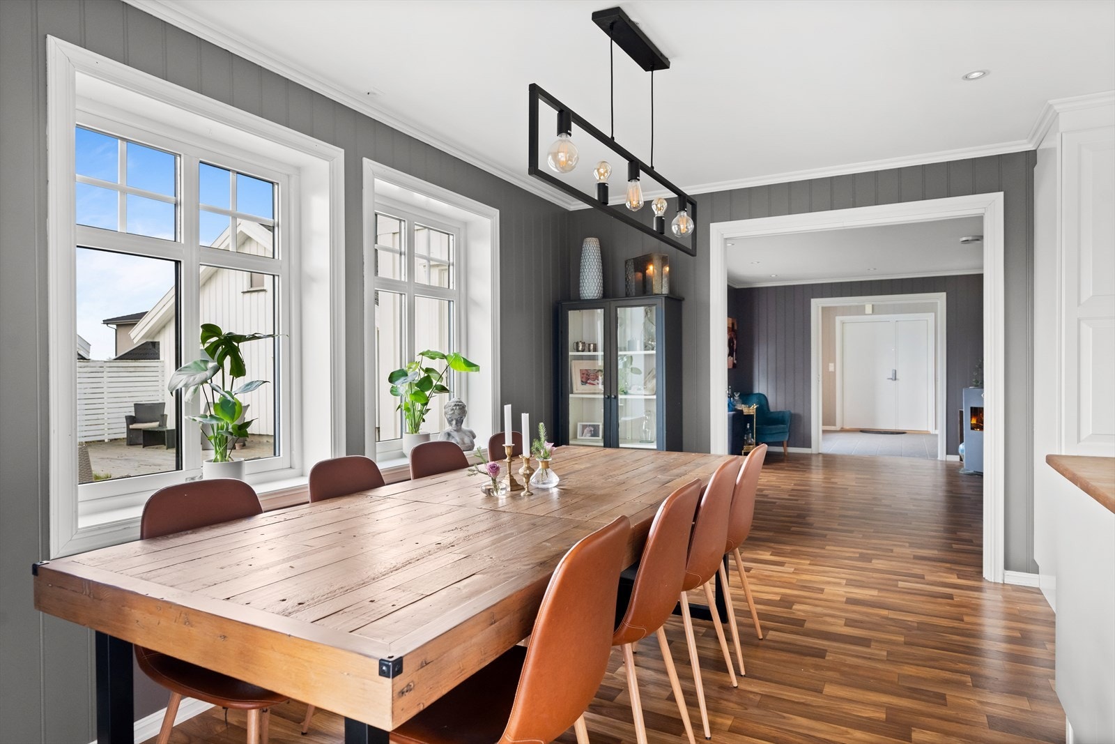 Det er godt med plass til stort spisebord - To store vinduer sørger for gode lysforhold. Galleribilde