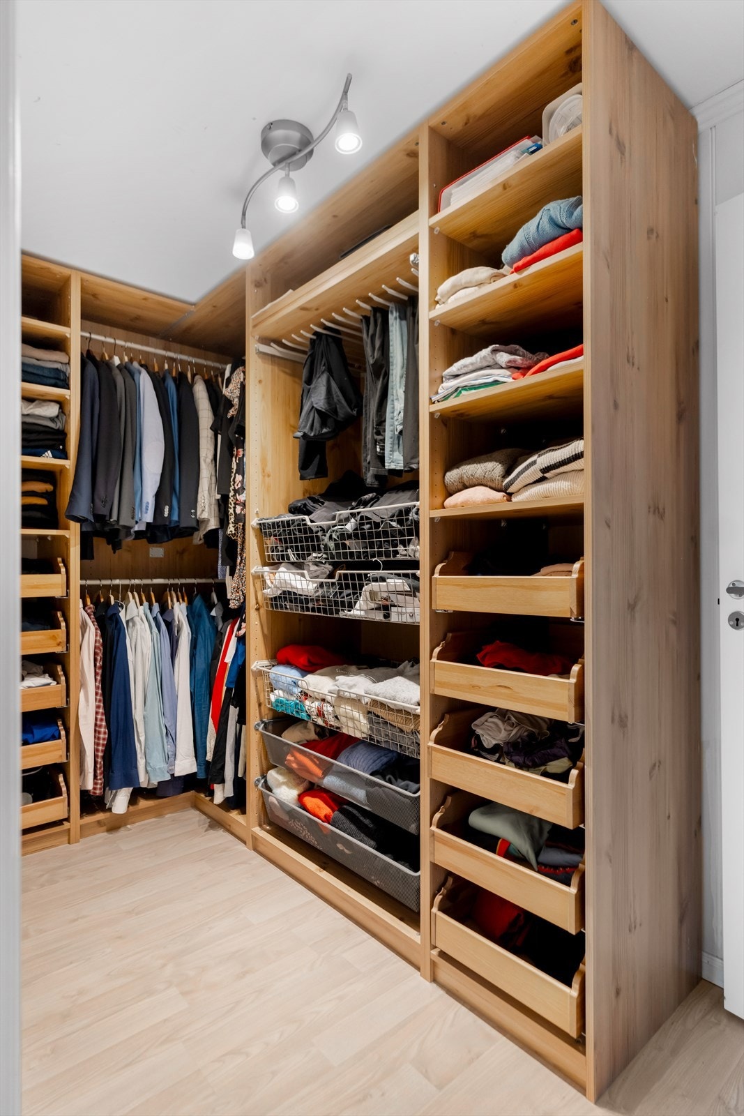 Hovedsoverommet er tilknyttet et praktisk omkledningsrom med åpen garderobe utstyrt med skuffer, hyller og heng. Galleribilde