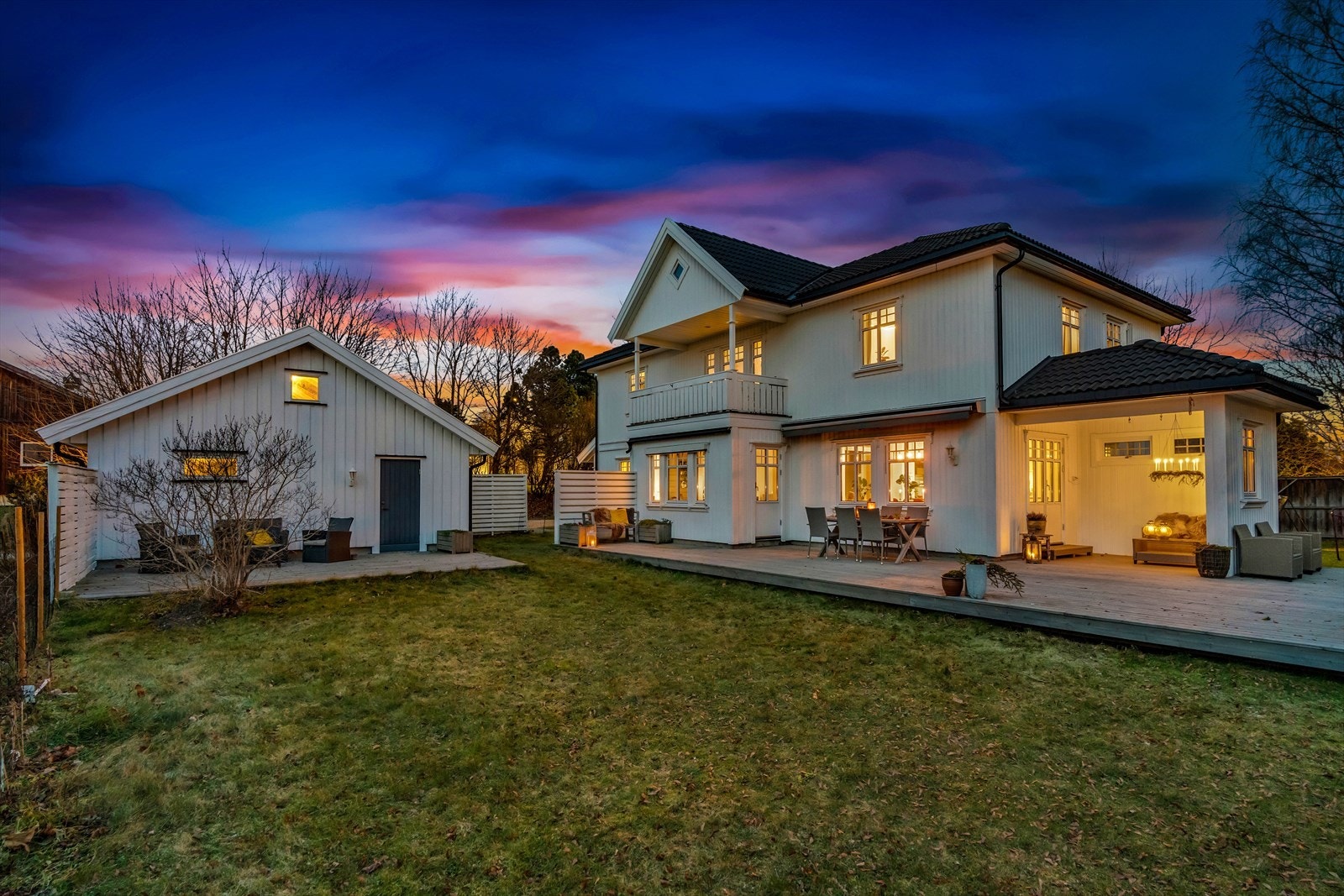 Tomten er på rett over målet, og har et flatt areal med gruslagt gårdsplass, dobbelgarasje, stor hage og fine uteplasser. Galleribilde