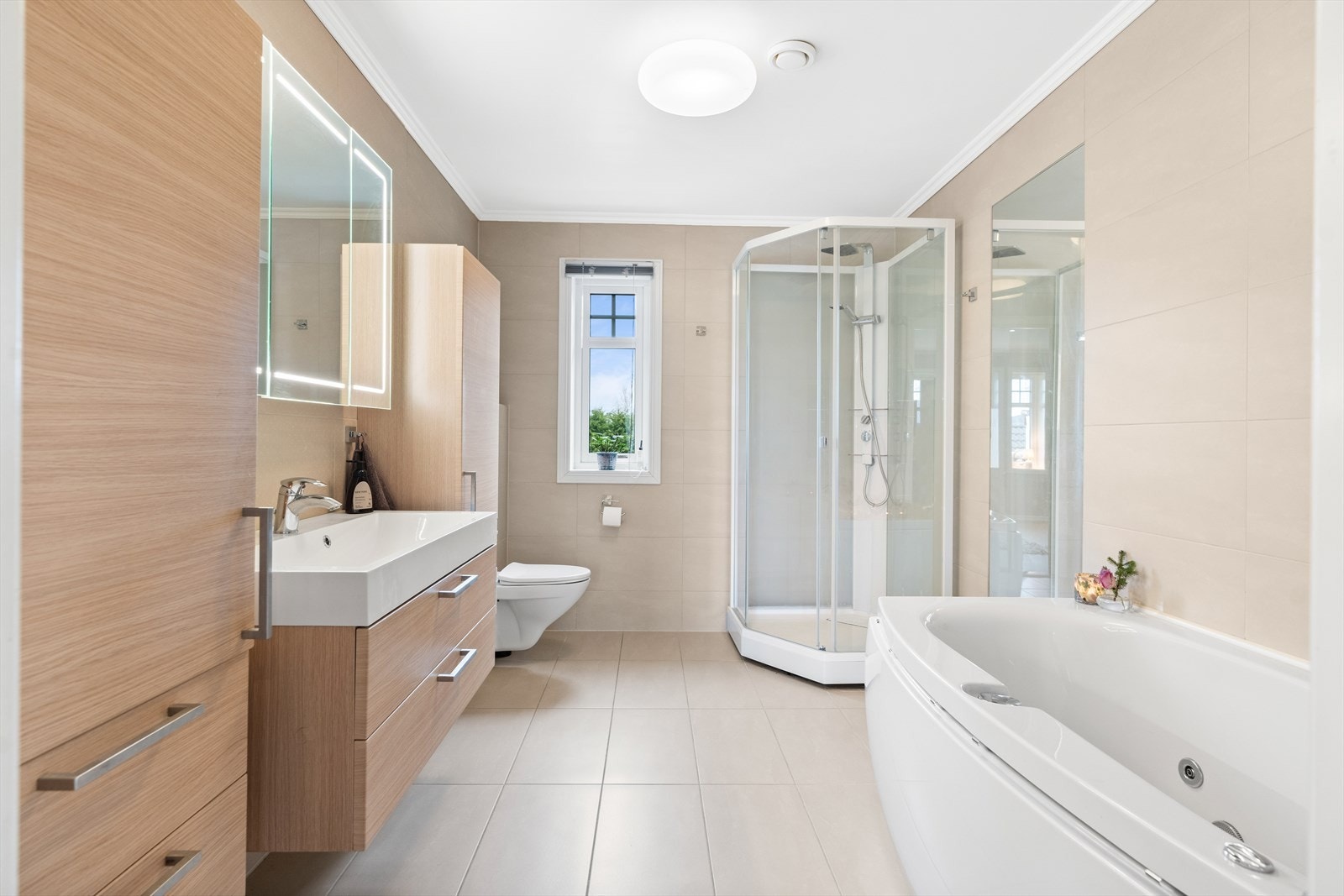 Badet i andre etasje har et ekstra høyskap, dusjkabinett med regndusj og boblebadekar som byr på litt ekstra luksus i hverdagen. Galleribilde