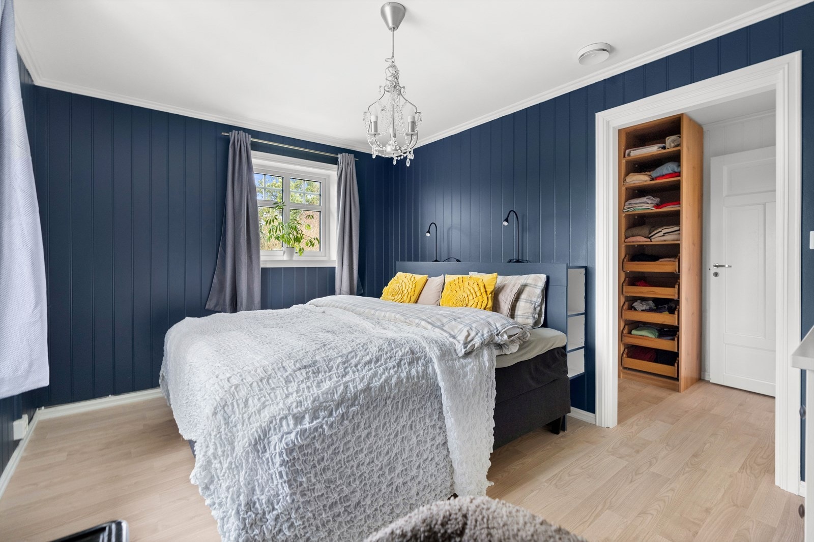 Alle rommene har hvitpigmentert laminatgulv og malte panelplater på veggene, hvor fargepaletten hovedsakelig går i blått og beige. Galleribilde