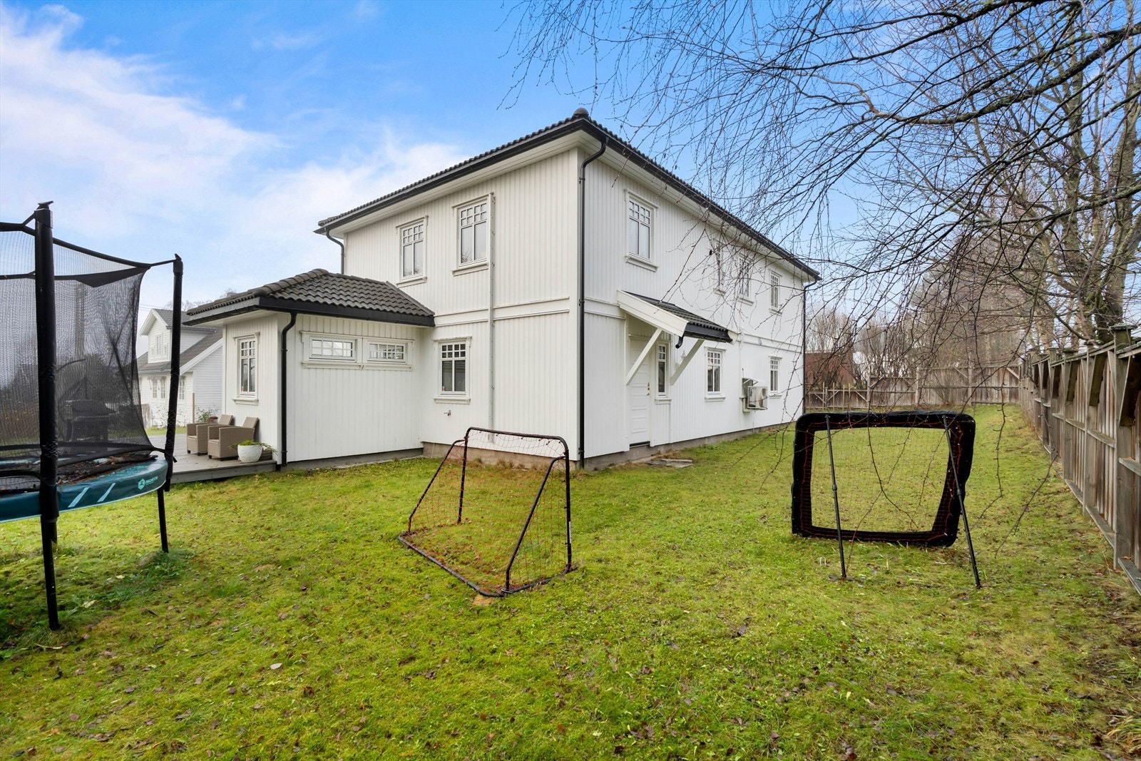 Her er det god plass til aktiviteter på flere sider av eiendommen. Galleribilde