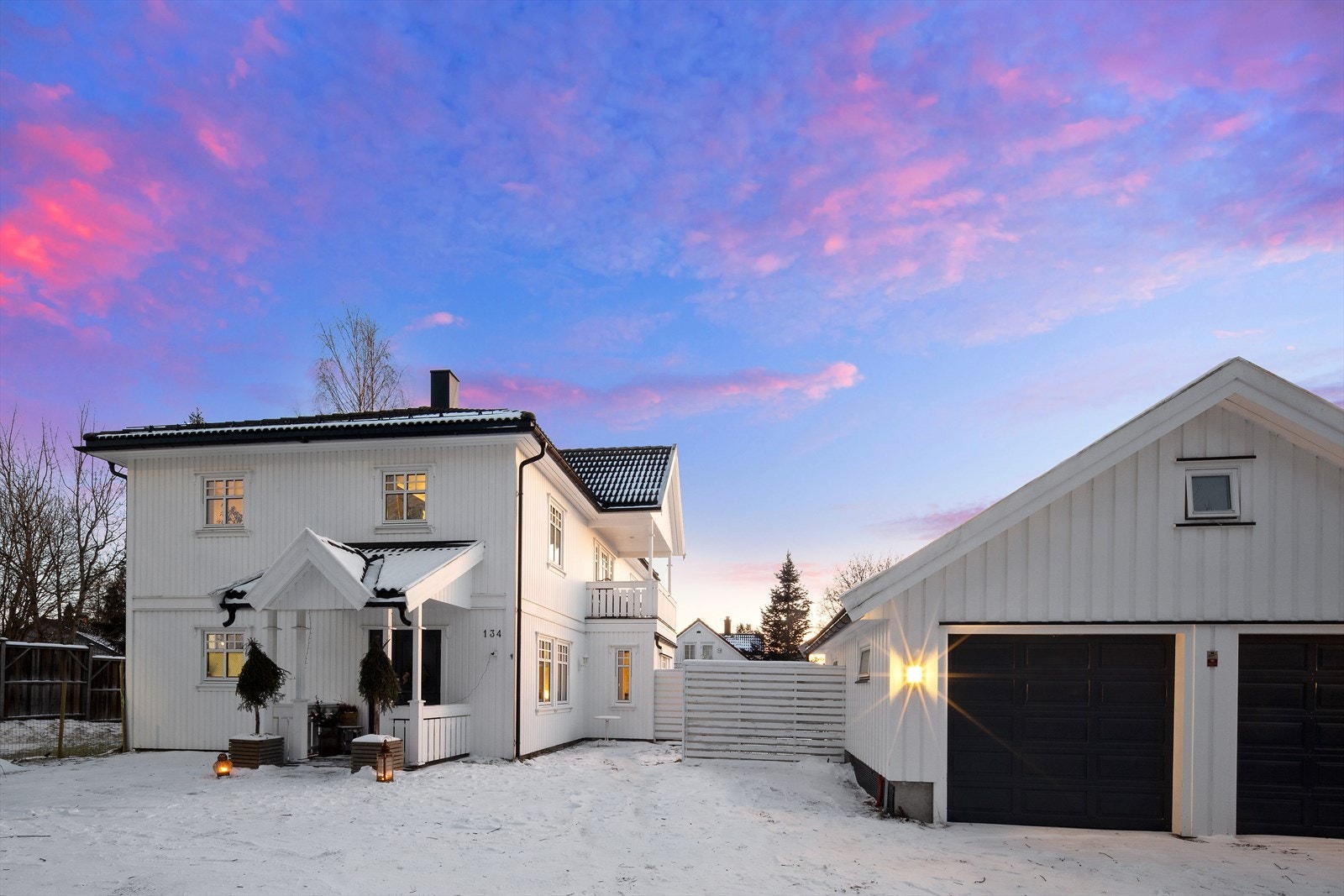 Boligen ligger attraktivt til rett utenfor Jessheim sentrum, i umiddelbar nærhet til flotte turområder og Nordbytjernet som sikrer sommeridyllen. Galleribilde