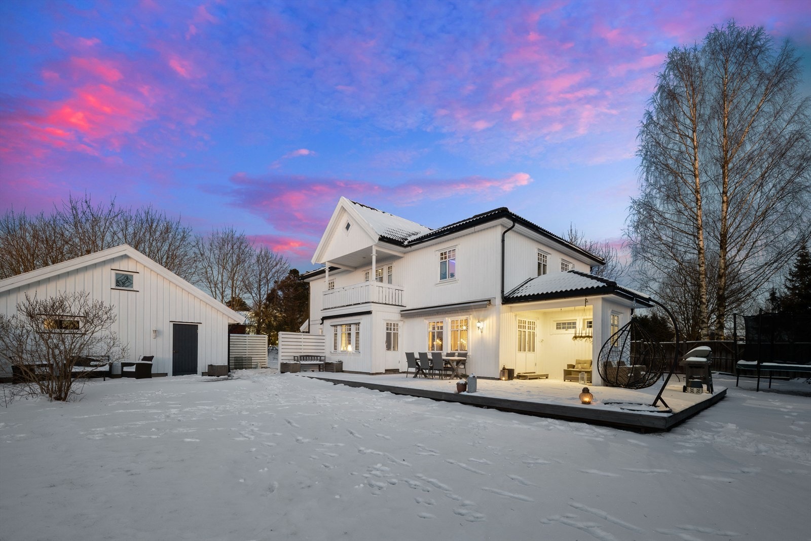 Nordvik Eiendom v/ Håvard Bjerke har gleden av å presentere en stor og moderne enebolig på Jessheim! Galleribilde