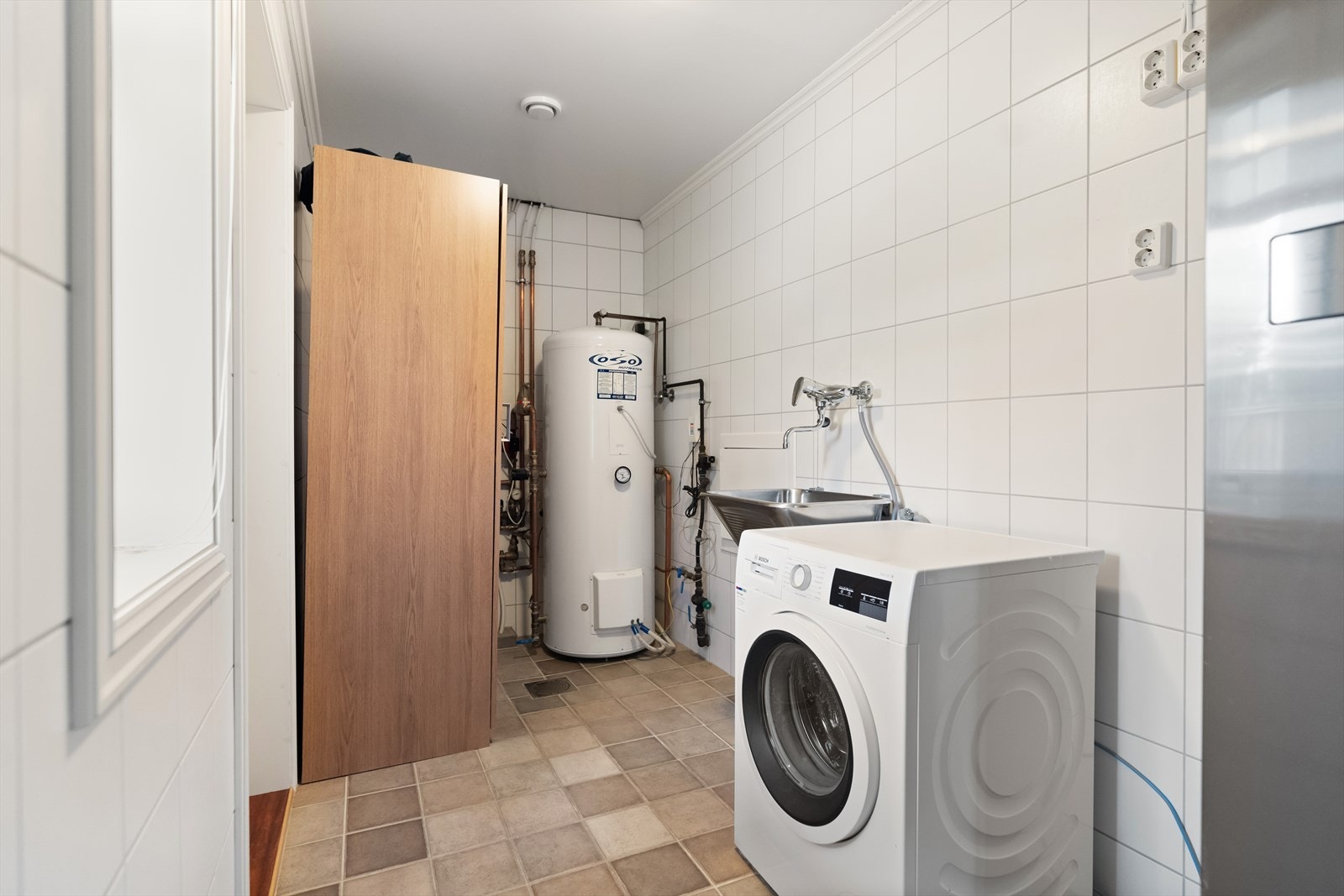 Vaskerommet ligger i første etasje, i tilknytning til trapperommet og med praktisk dør direkte ut til hagen. Galleribilde