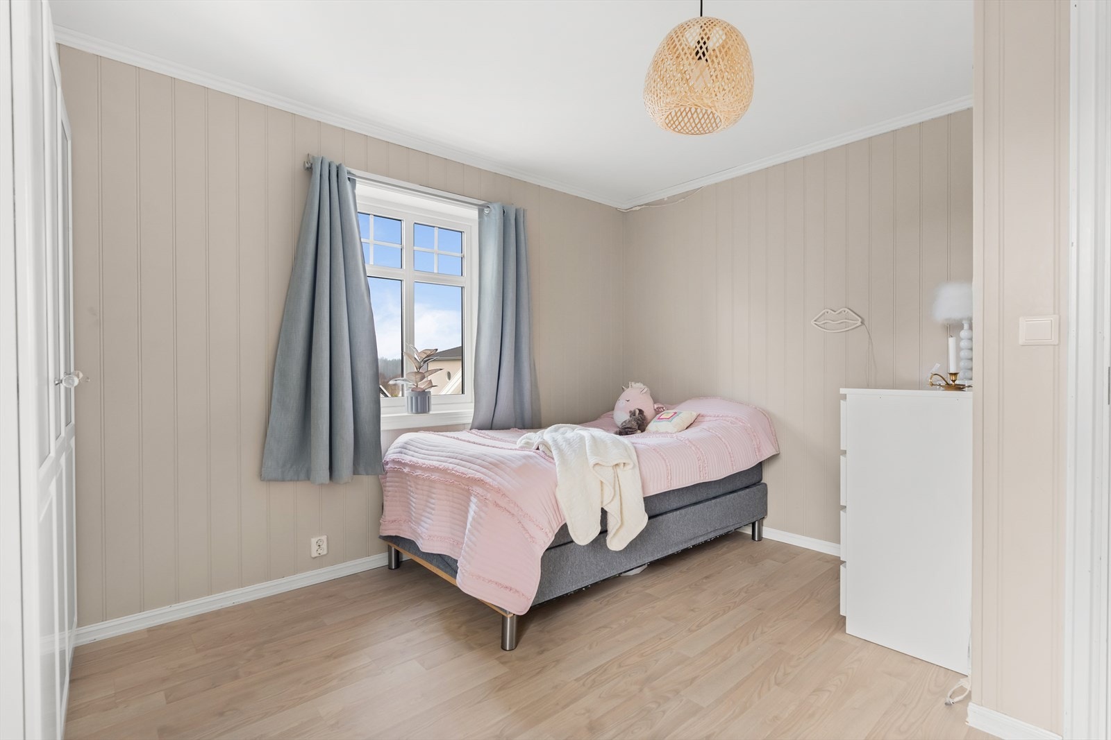 Hvert av rommene har god plass til senger med tilbehør og fire er utstyrt med garderobeskap. Galleribilde