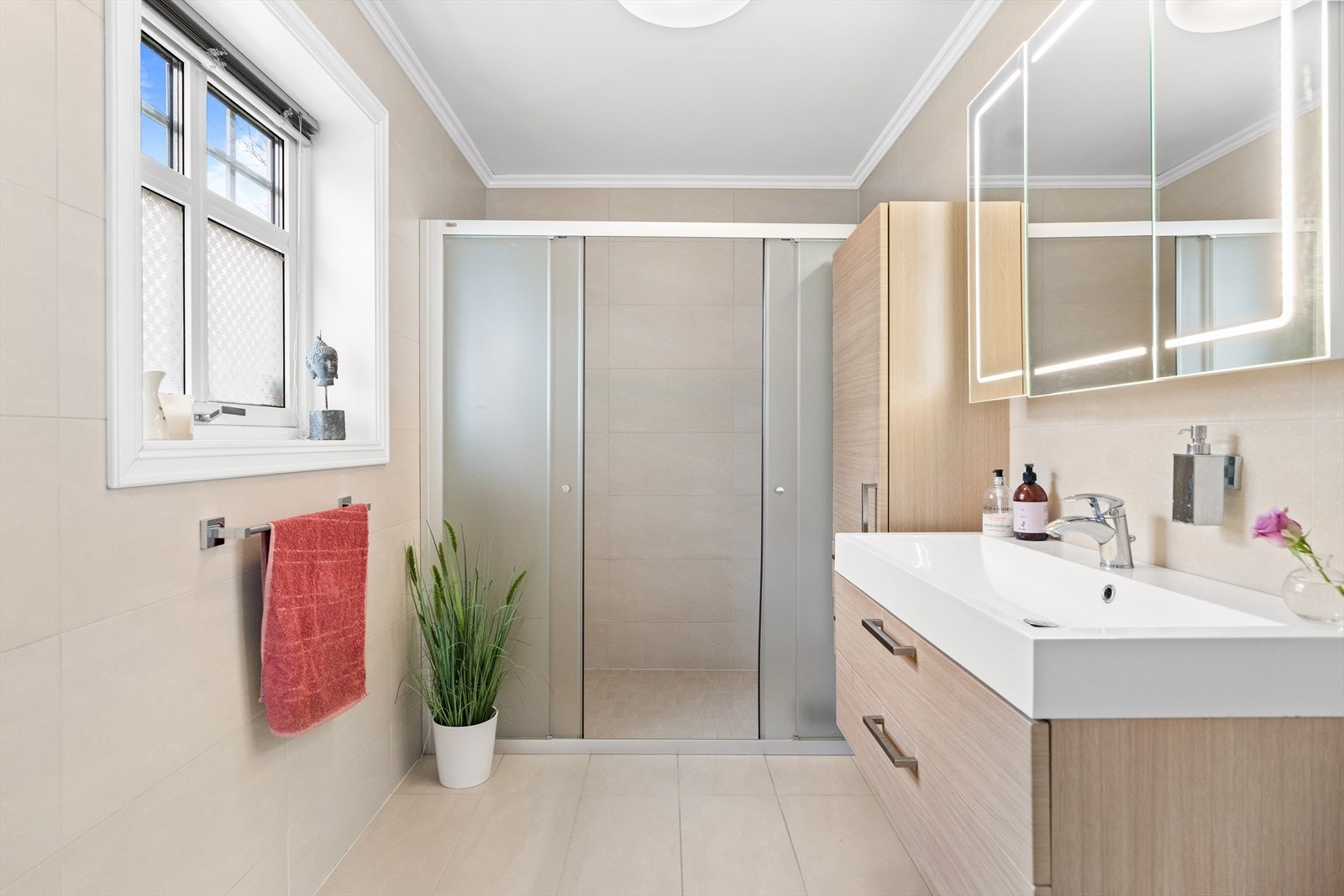 Hvert bad har også baderomsinnredningen med folierte eikefronter, bestående av skuffeseksjon med heldekkende servant, speilskap med integrert belysning og høyskap. Galleribilde