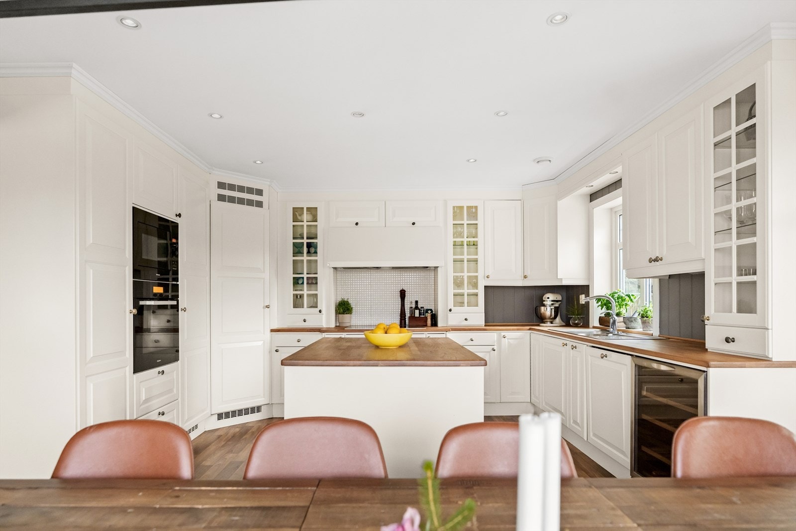 Innredningen har kremhvite speilfronter, vitrineskap med belysning og benkeplater i heltre med nedfelt, dobbel oppvaskkum med avrenningsfelt. Galleribilde