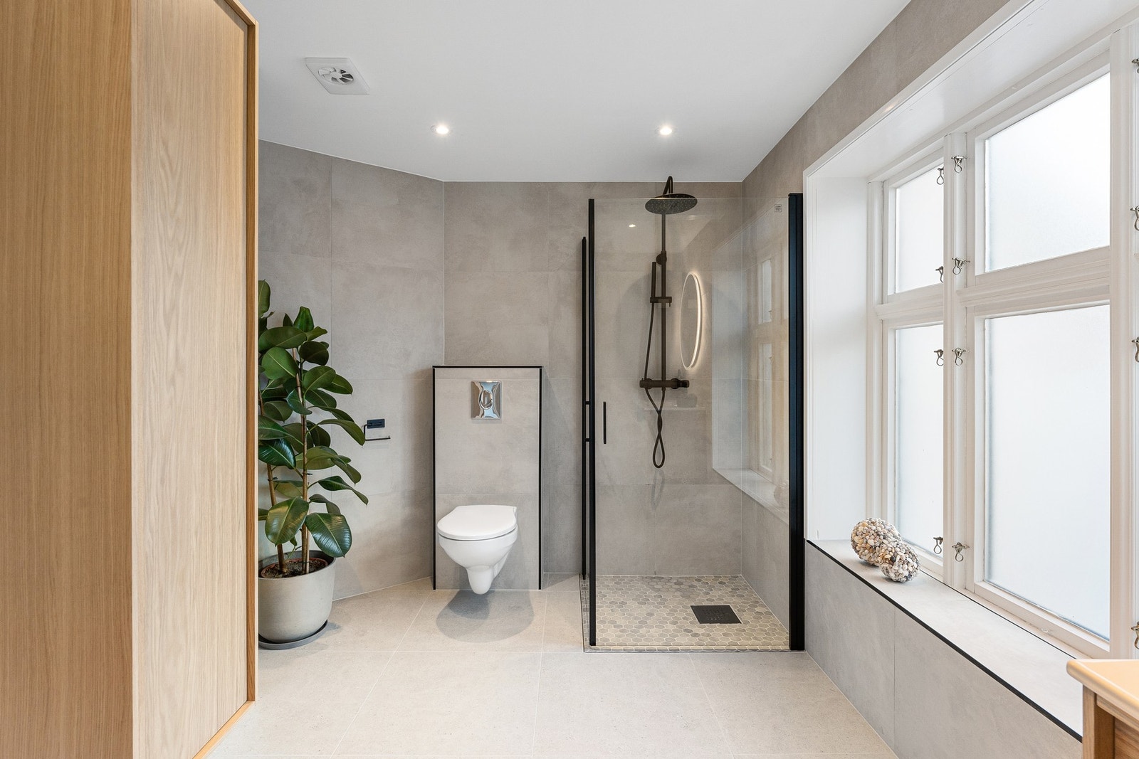 Baderommet er utstyrt med lekre og stilrene detaljer Galleribilde