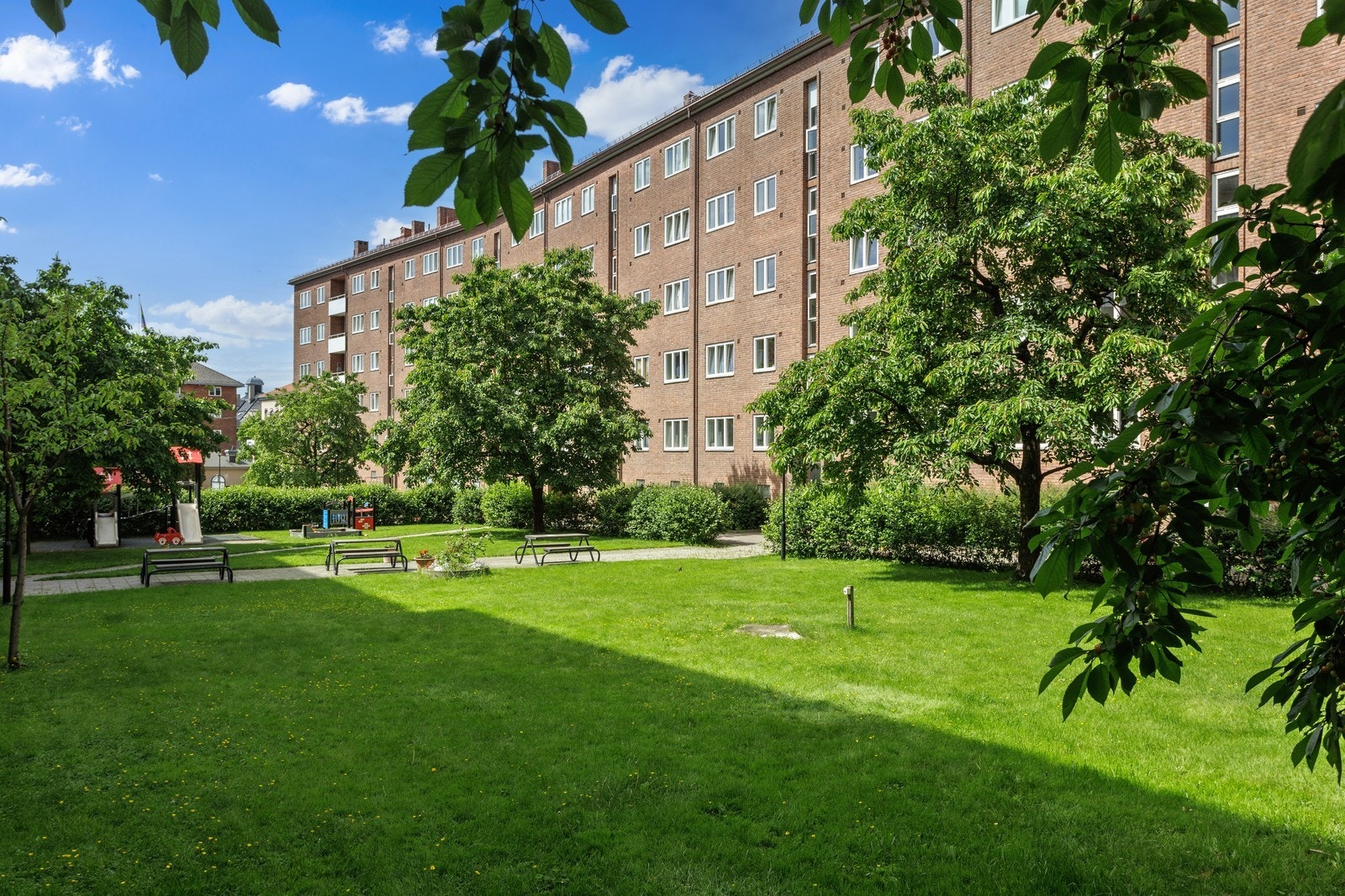 Fasade med flotte grøntarealer Galleribilde