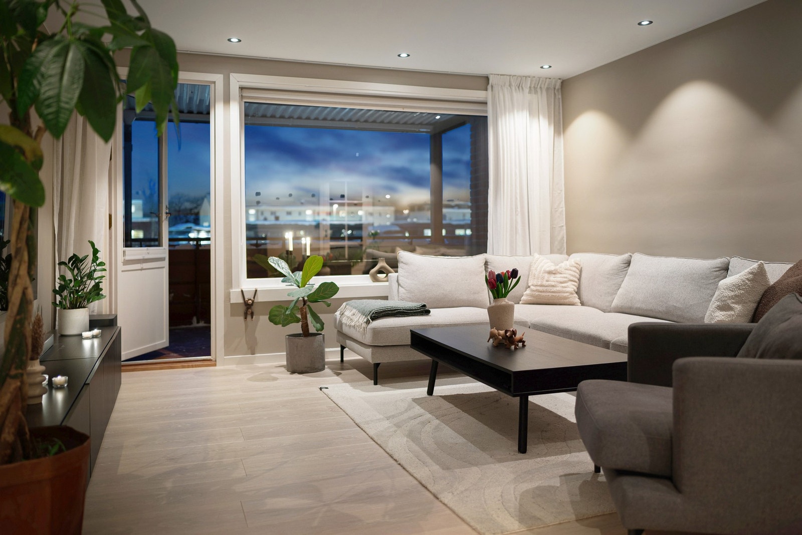 Innbydende med lyst en-stavs gulv, delikate fargevalg og downlights i himling. Galleribilde