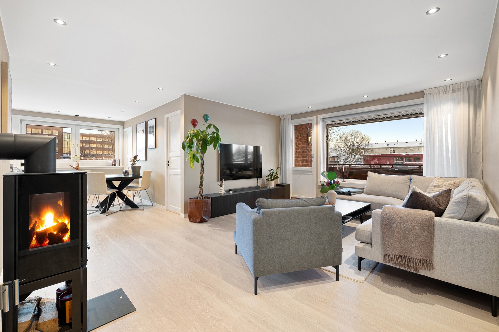 Leiligheten har en fantastisk stue- og kjøkkenløsning på 44,1 kvadratmeter. Galleribilde