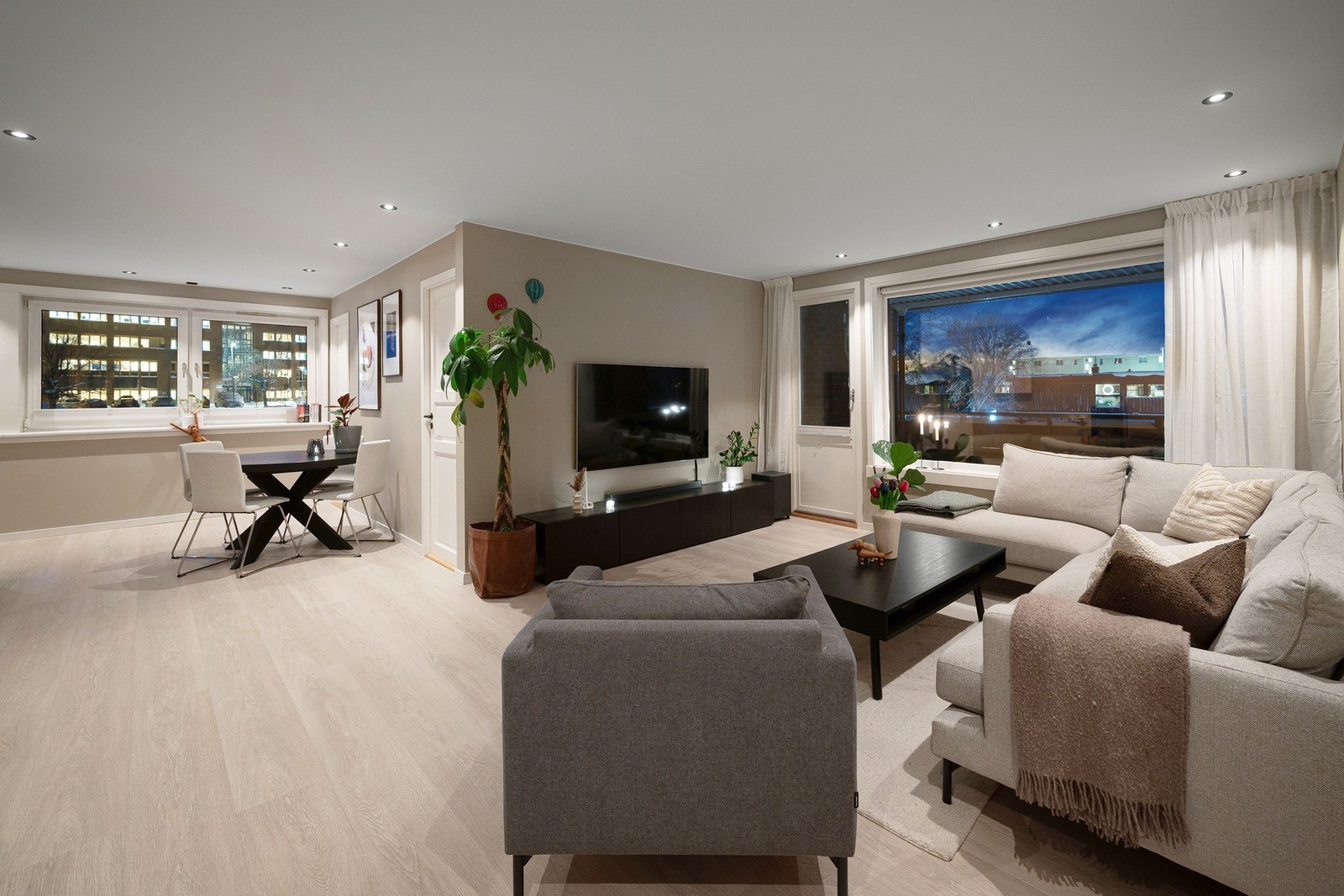 Fellesutgifter inkluderer kabel-tv/internett, kommunale avgifter, vaktmestertjenester, bygningsforsikring, renter og avdrag på fellesgjeld m.m. Galleribilde