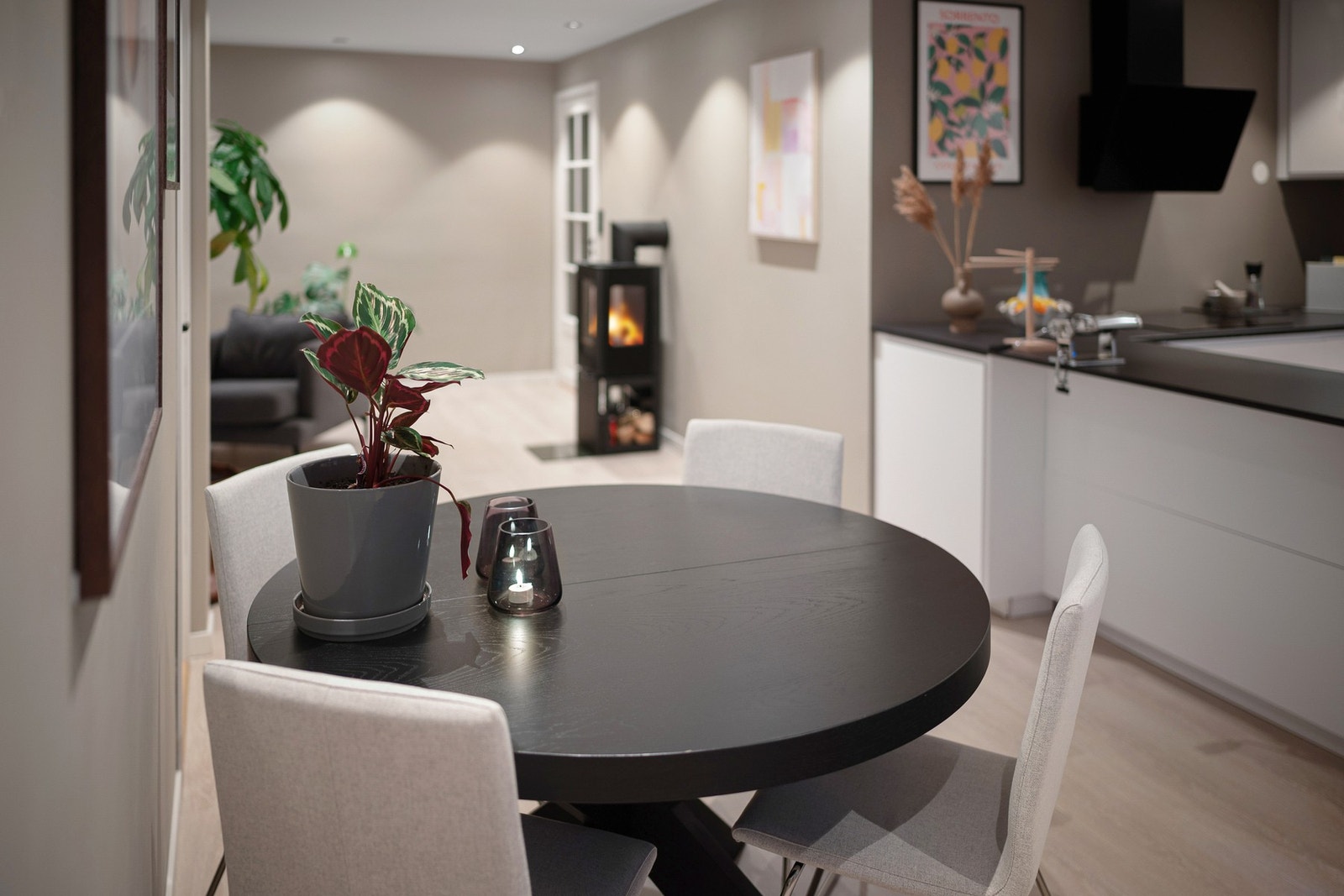 God plass til spisestue i tilknytning til kjøkken. Galleribilde