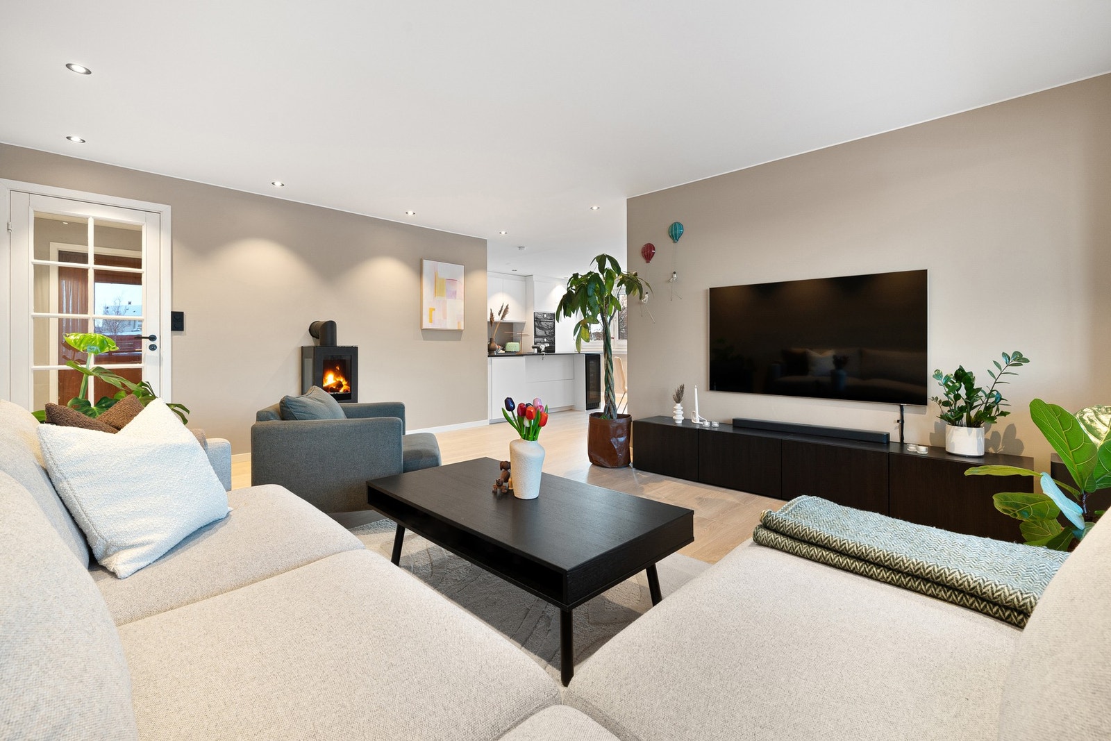 Moderne ildsted fra 2023, gir god varme og atmosfære. Pipe ble rehabilitert med nytt rør i 2019/2020. Galleribilde