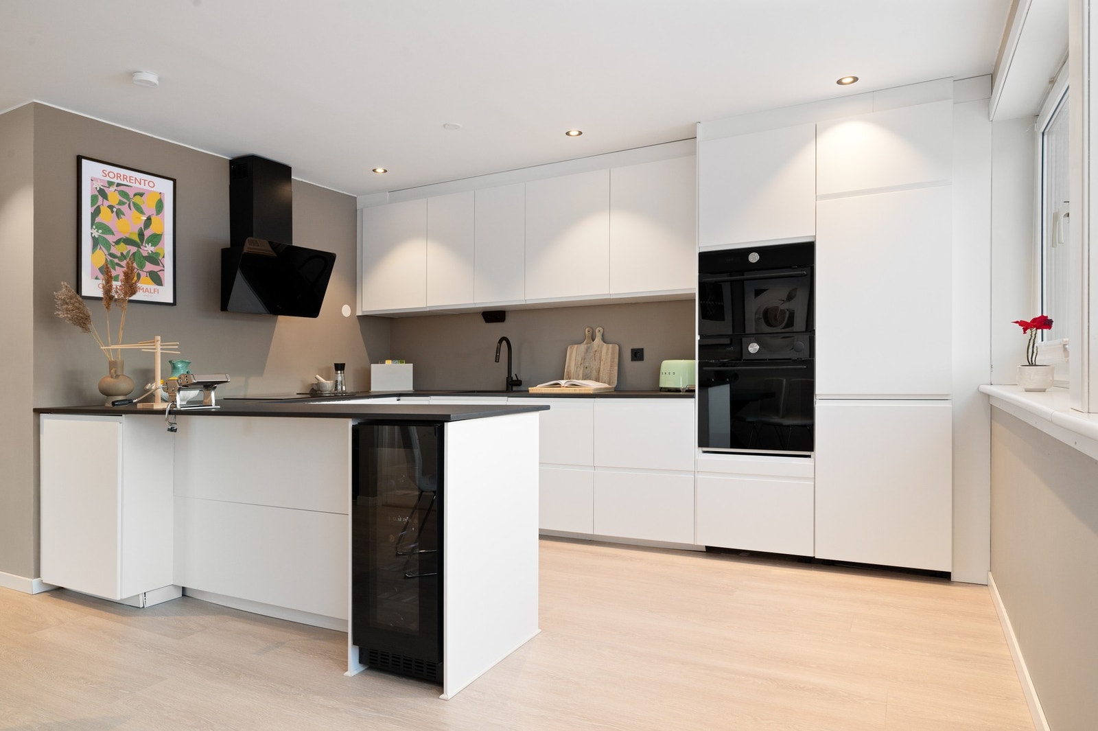 Keramisk benkeplate. Integrerte hvitevarer består av platetopp, stekeovn med dampfunksjon, kombiovn med mikrofunksjon, kjøl- og fryseskap, vinskap og oppvaskmaskin. Galleribilde