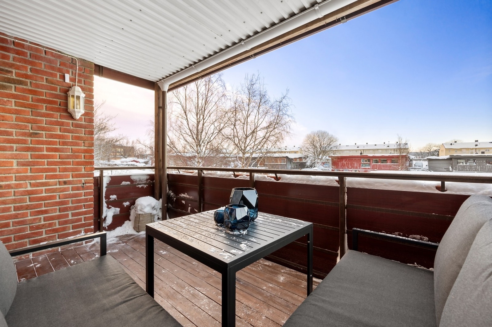 Balkongen er oppmålt til 9,2 kvadratmeter. Under tak, gir flere bruksdager i løpet av året. Galleribilde