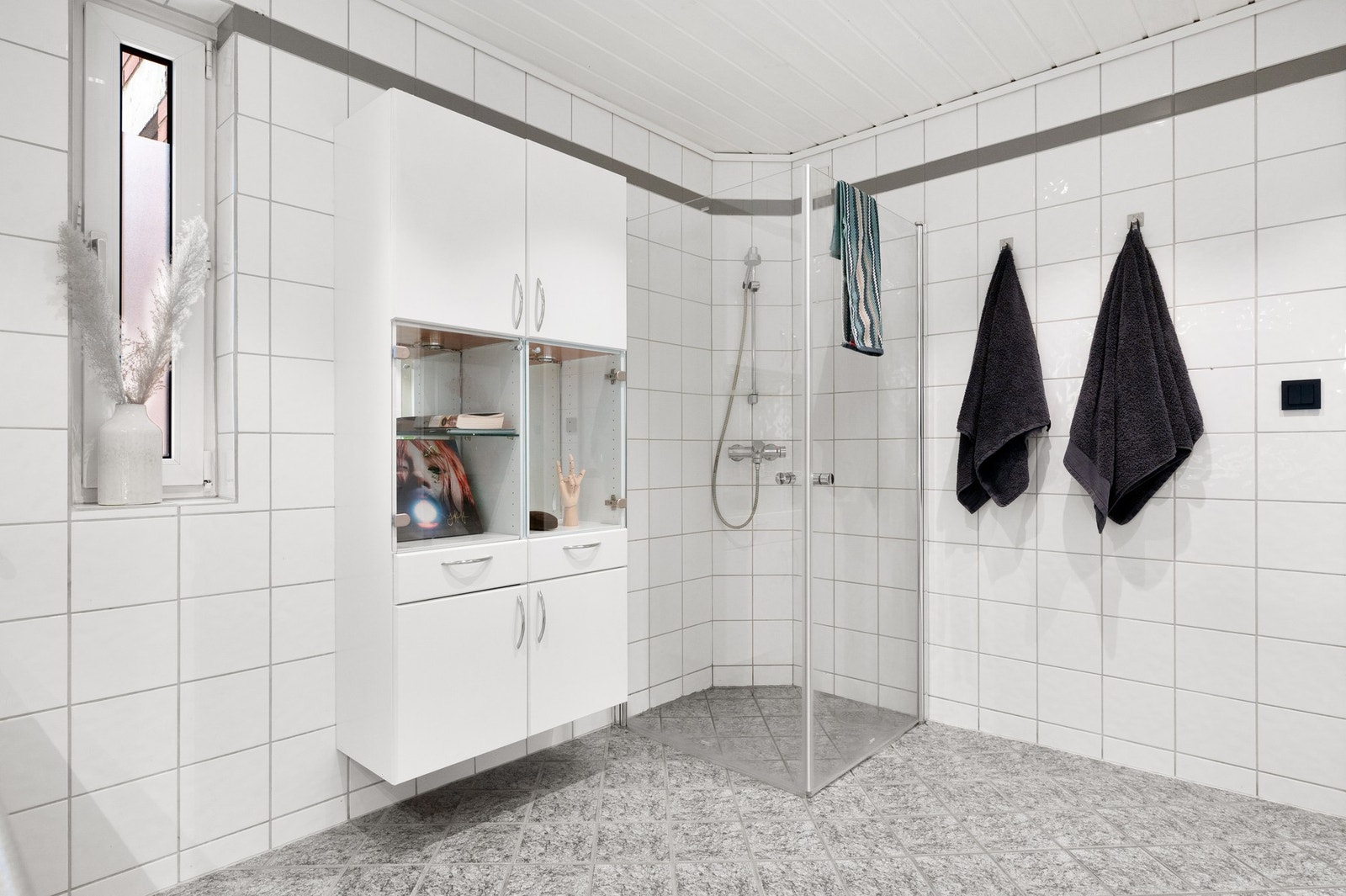 Stilig og praktisk innfellbare dusjdører. Galleribilde