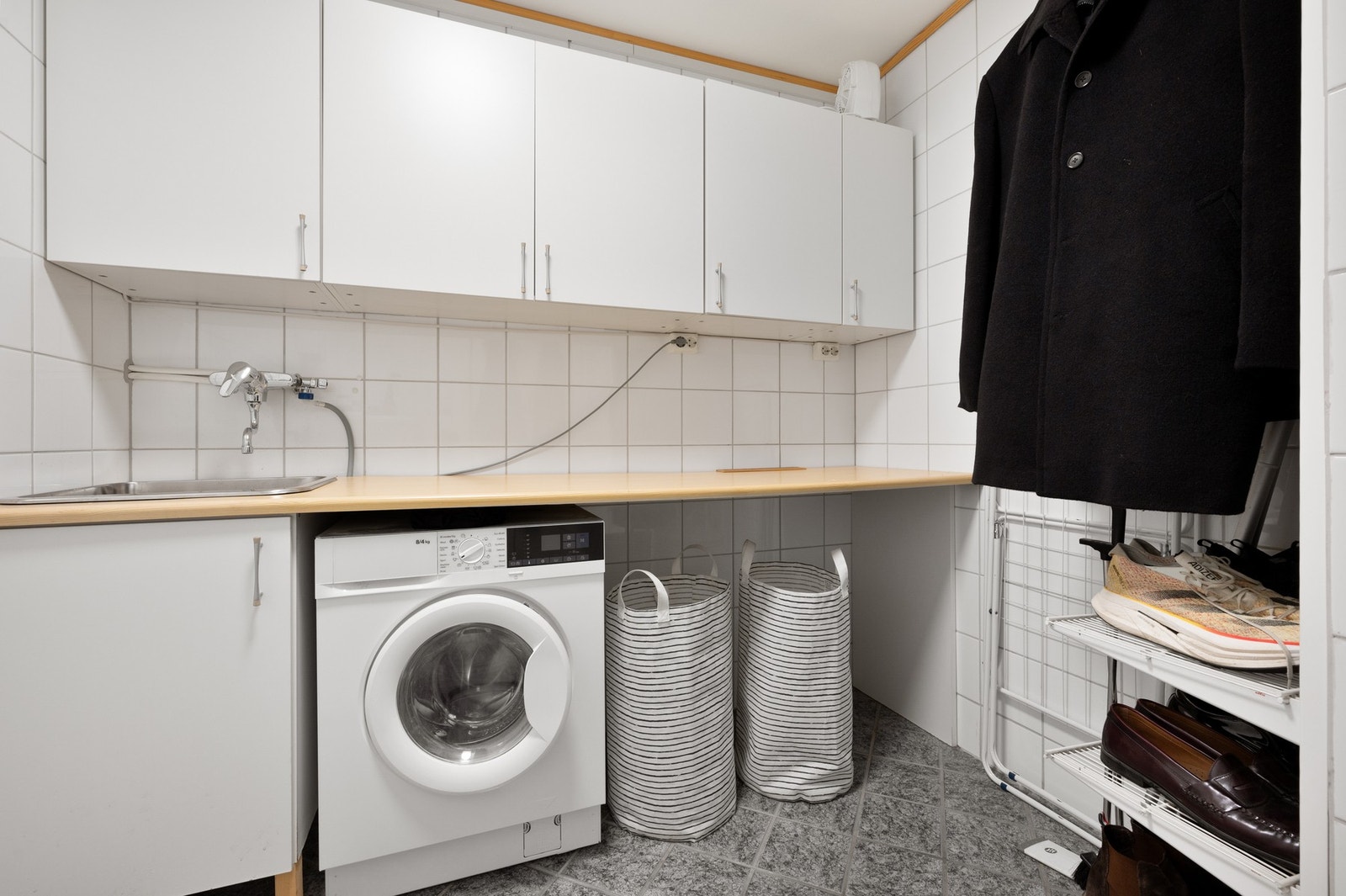 Eget separat vaskerom. Praktisk innredning med skyllekum. Det er plass til både vaskemaskin og tørketrommmel. Galleribilde