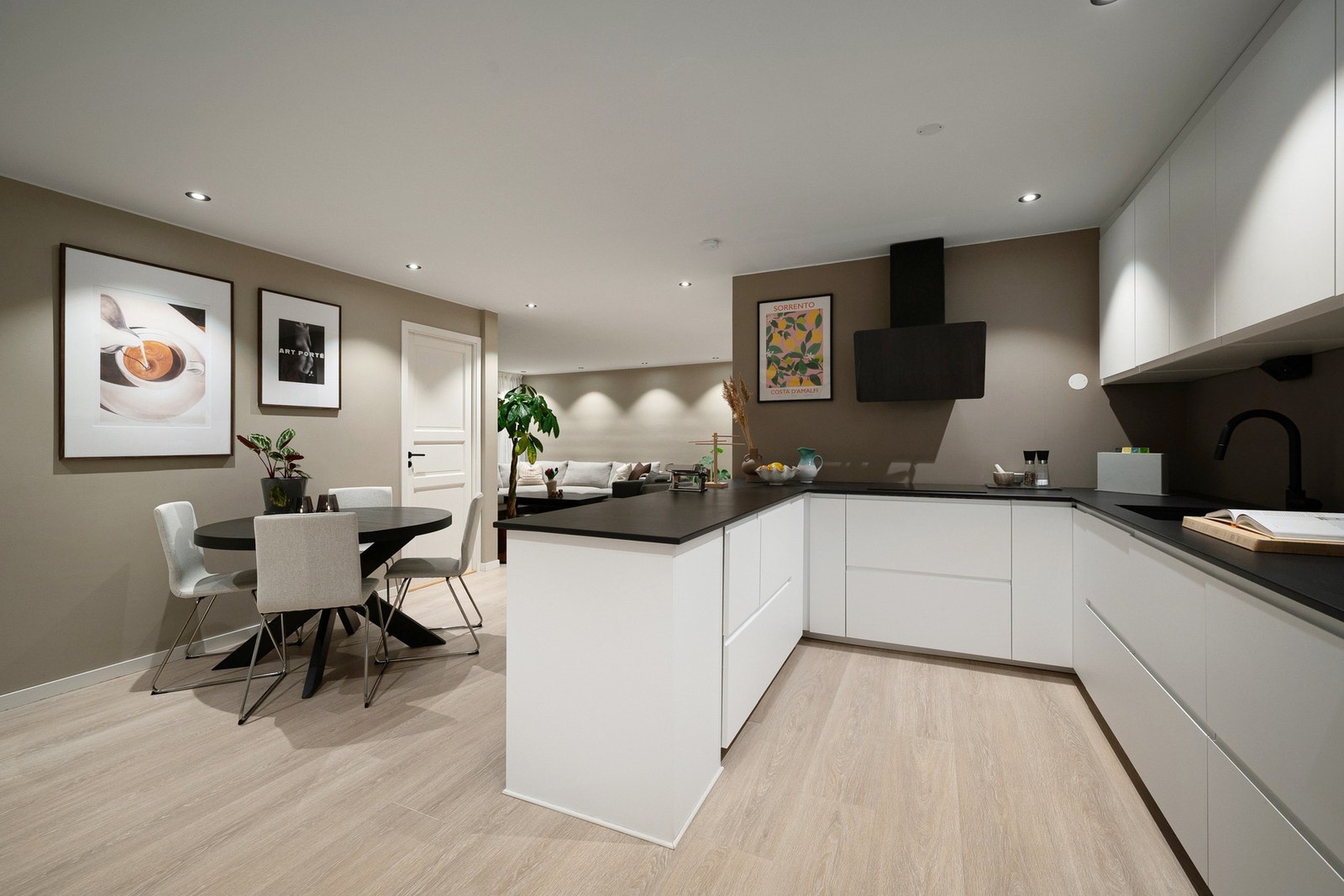 Lys og luftig leilighet, som samtidig har egenskap til å være dempet og stemningsfull. Galleribilde