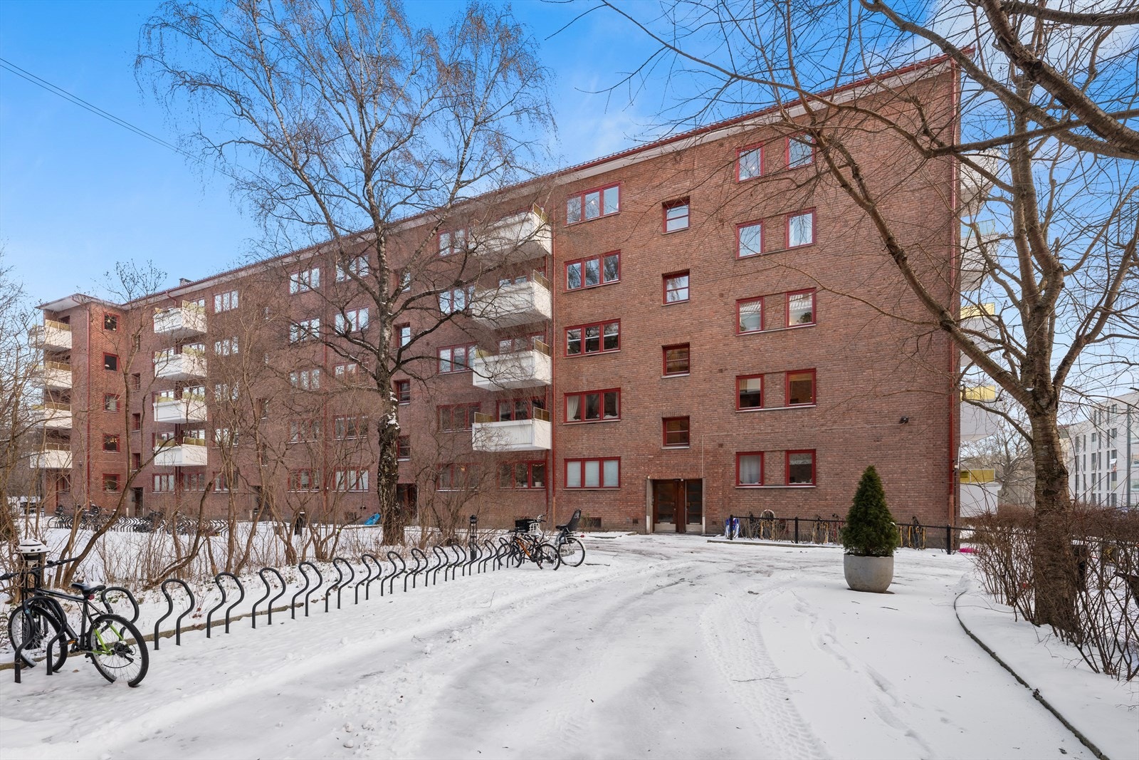 Leiligheten ligger tilbaketrukket og rolig til med hyggelige fellesarealer Galleribilde