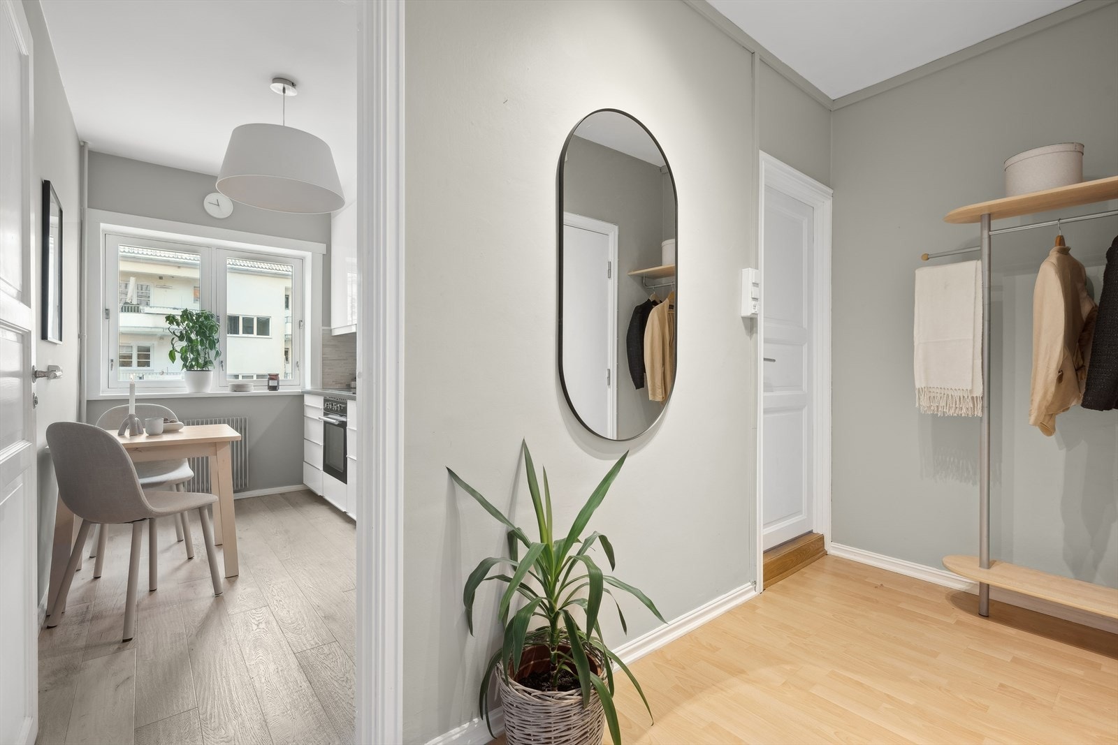 Pen entré med plass til oppbevaring av yttertøy og sko Galleribilde