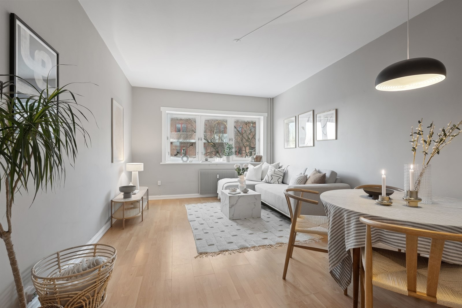 Lys og luftig stue med store vindusflater som slipper inn rikelig med lys Galleribilde