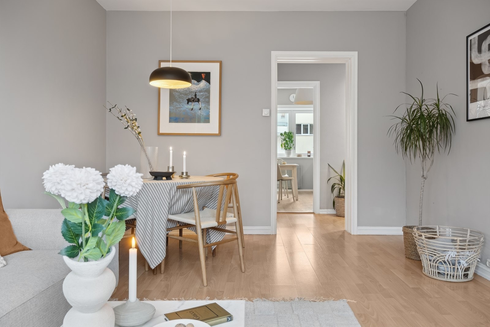 Hyggelig stue med god plass til spisebord Galleribilde