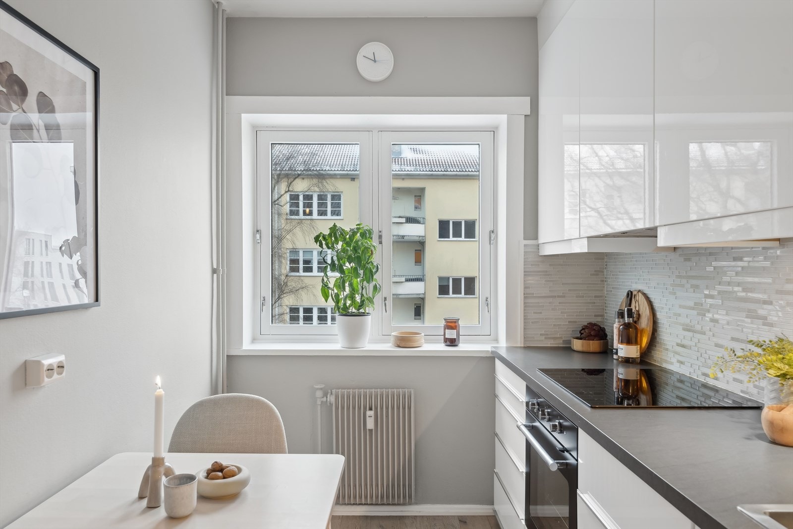 Lekkert kjøkken med kjøl/fryseskap, oppvaskmaskin, platetopp, stekeovn og komfyrvakt. Galleribilde