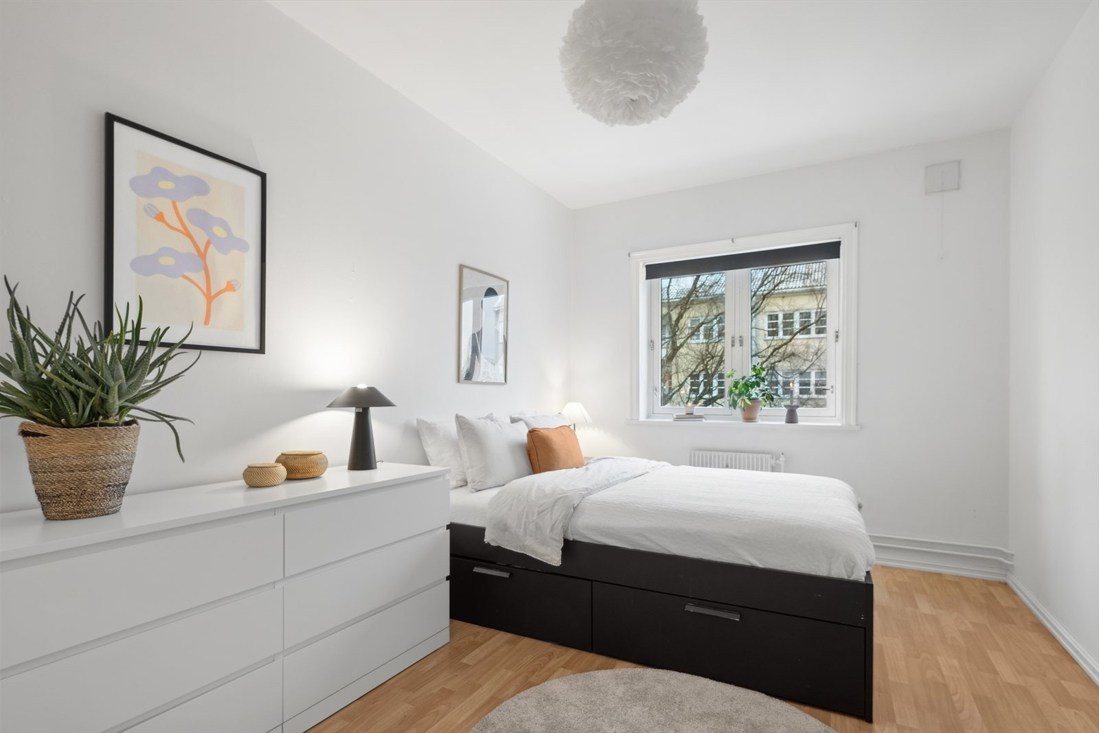 Romslig soverom med god plass til dobbeltseng Galleribilde