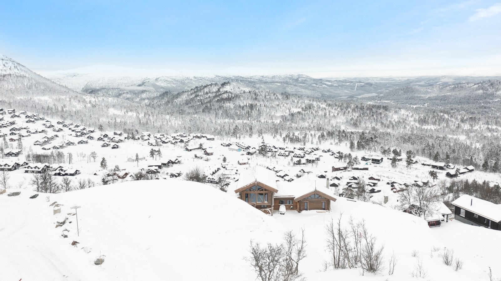 Utsikt mot sør-øst. Rauland er kjent for sin snøsikkerhet, komfortabelt klima og store fjellområder tett opp mot Hardangervidda, noe som gir et fortreffelig utgangspunkt for turer i viddetraktene på Rauland Galleribilde