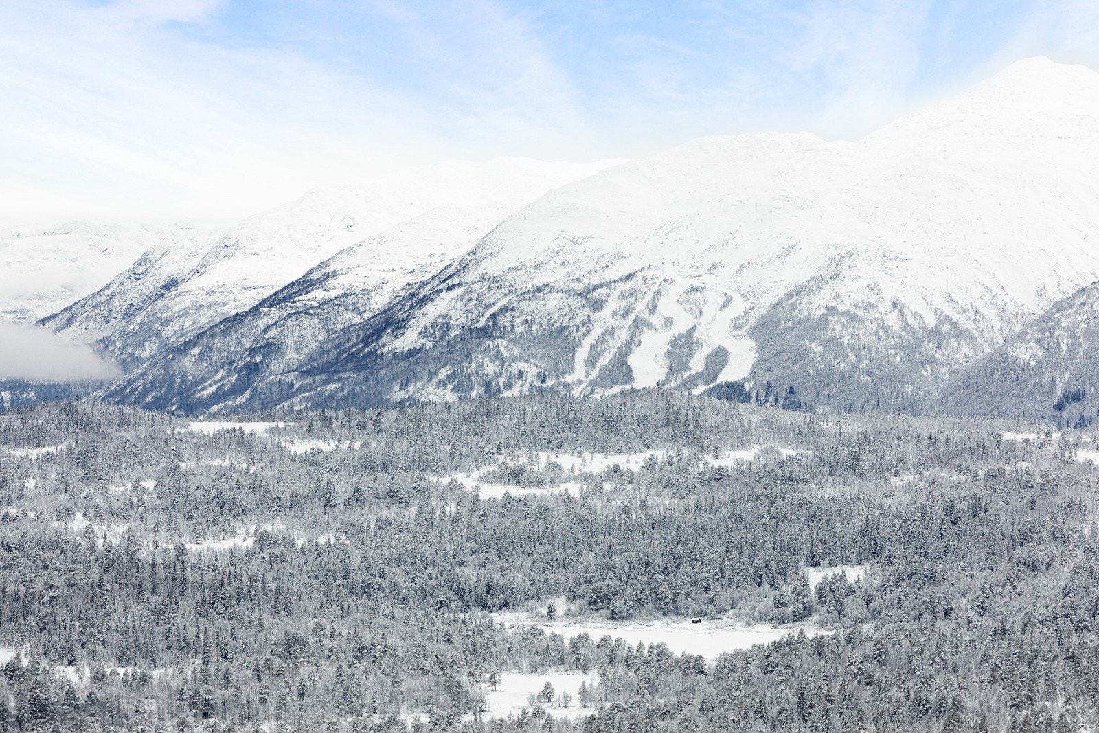 Fra tomtene er det nydelig utsikt over flere vannspeil, urørt terreng, belyste hytter, skibakker og Raulandsfjellene Galleribilde