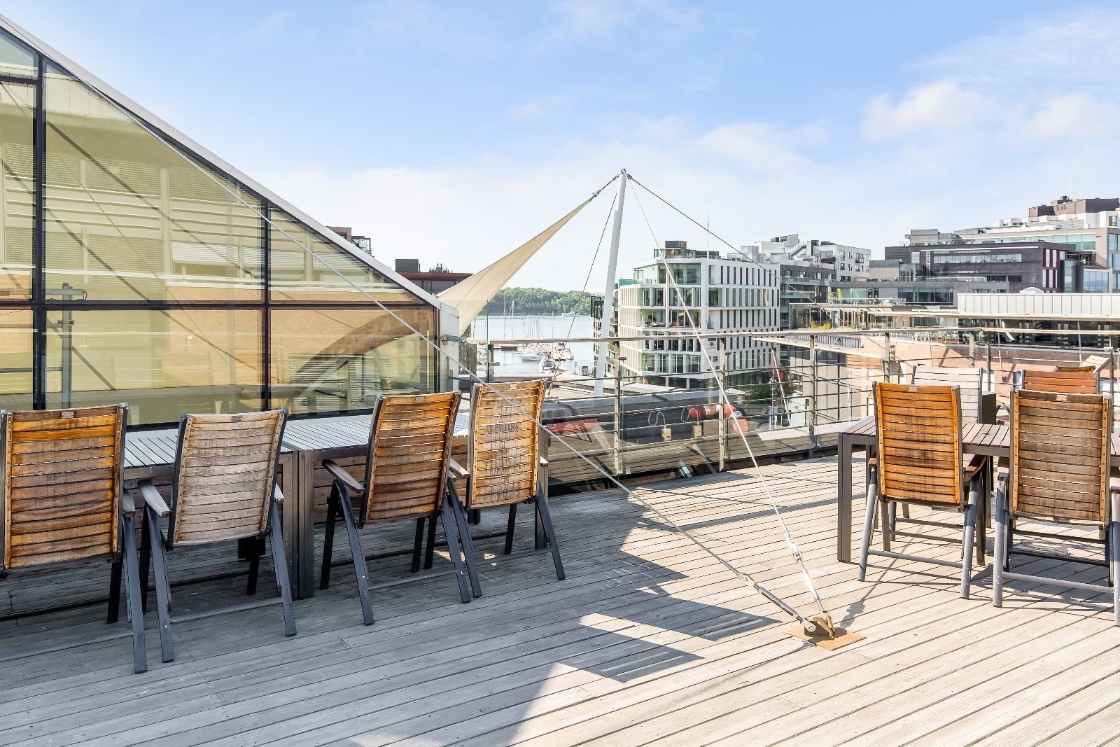 Det er tilgang til felles takterrasse i samme etasje med sittegrupper og flott utsikt. Galleribilde
