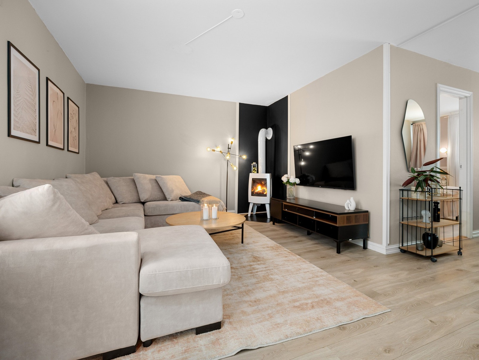 I stuen er det satt inn en peisovn som bidrar til varme på kalde høst- og vinterdager. Galleribilde