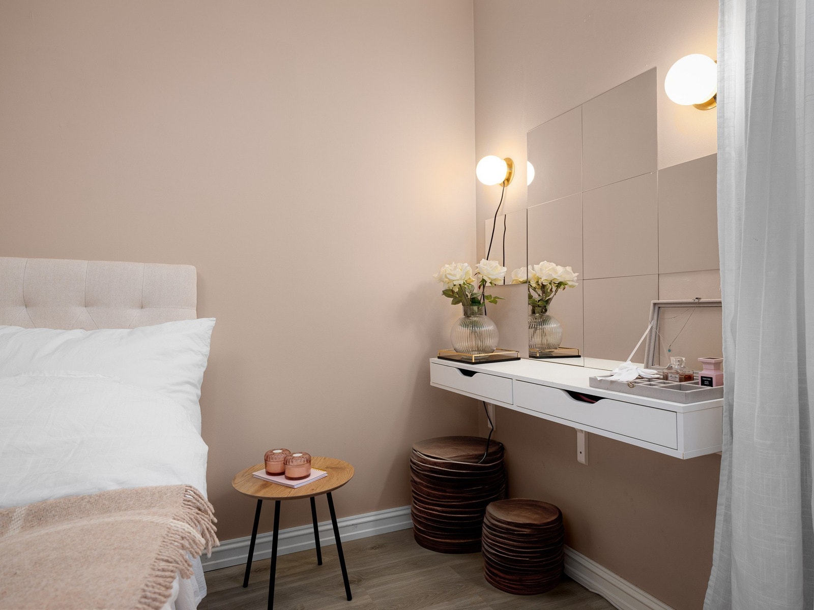 Rommet er innredet med et sminkebord, komplett med tilhørende speil og integrert belysning, som følger med i handelen. Galleribilde