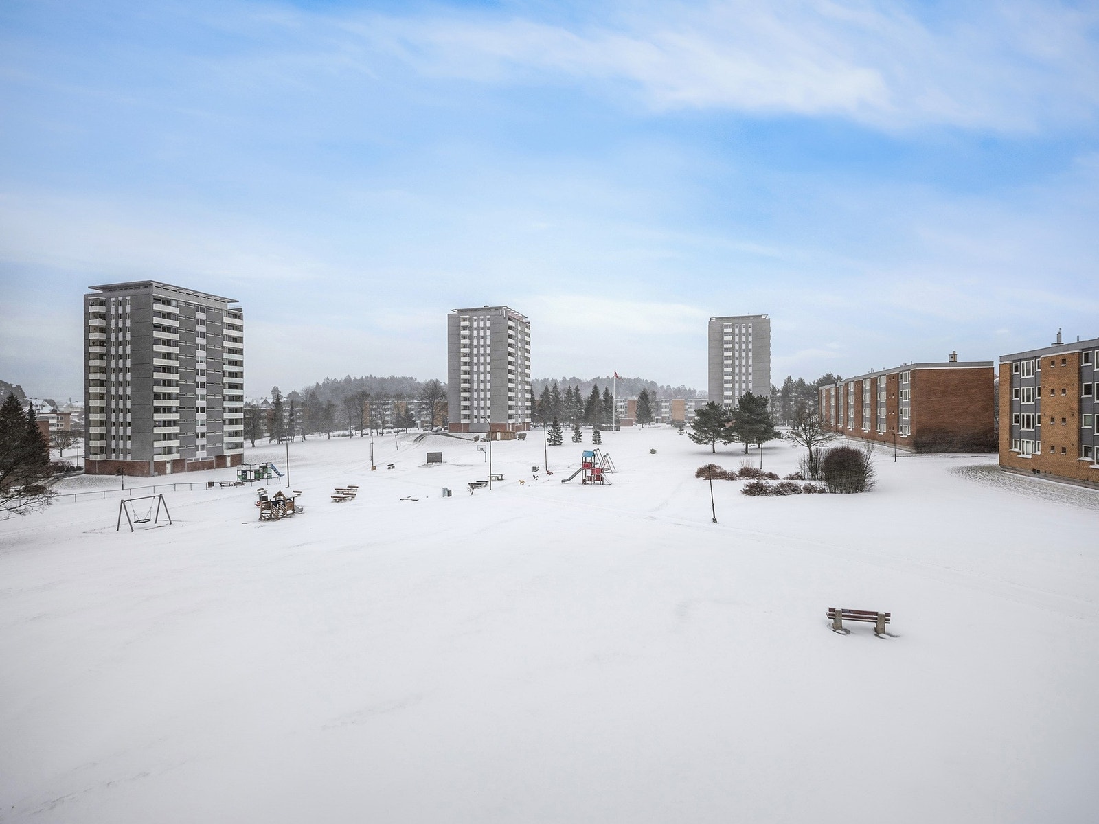 Fra spisestuen er det utsyn mot frodige grøntområder som kommer til sin rett i sommerhalvåret. Galleribilde