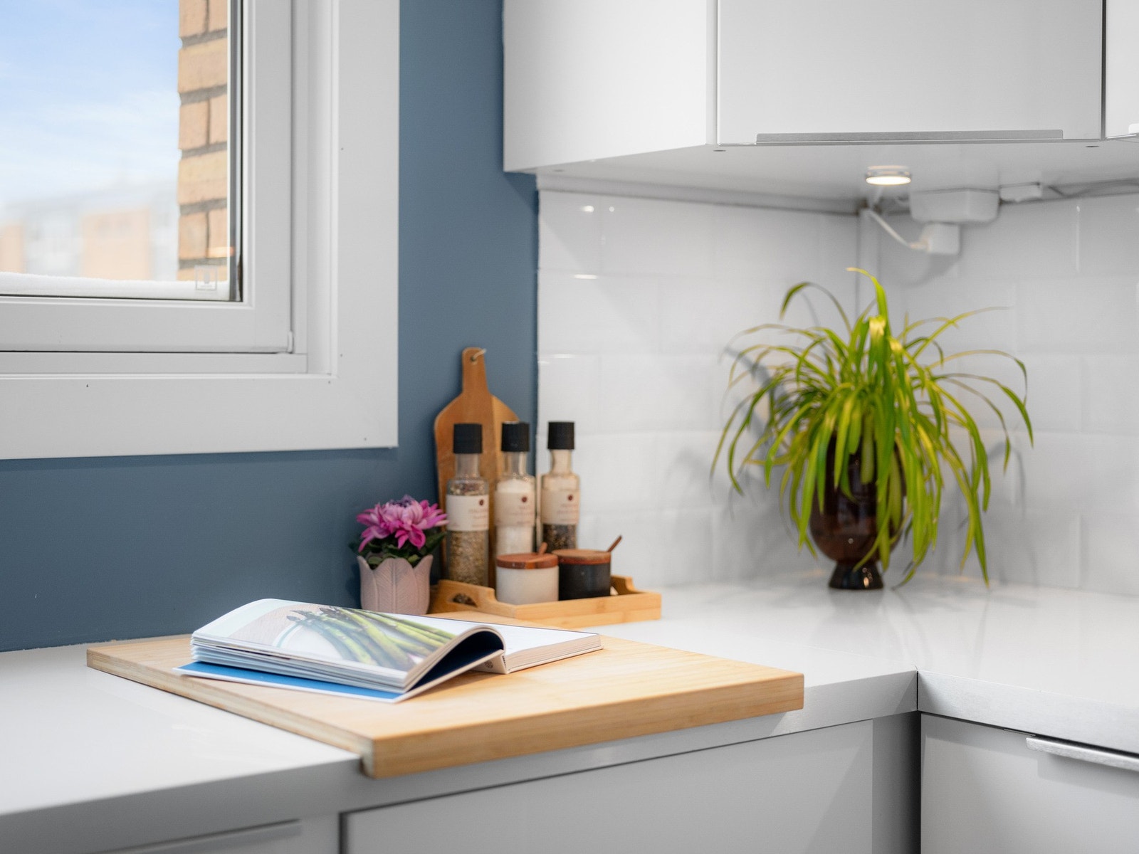 Kjøkkenet er fullt utstyrt med integrerte hvitevarer som stekeovn, platetopp, oppvaskmaskin og kjøleskap kombinert med frysedel. Galleribilde